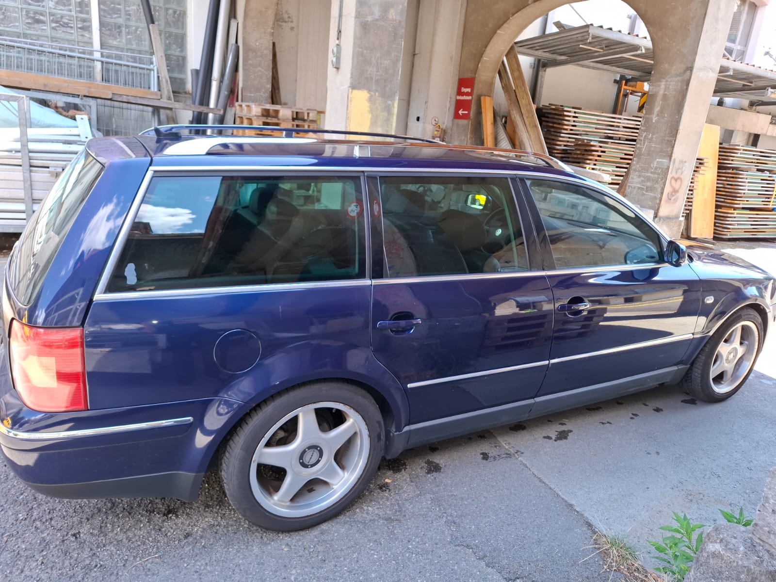 VW Passat Variant 2.3 V5 Trendline-image-4