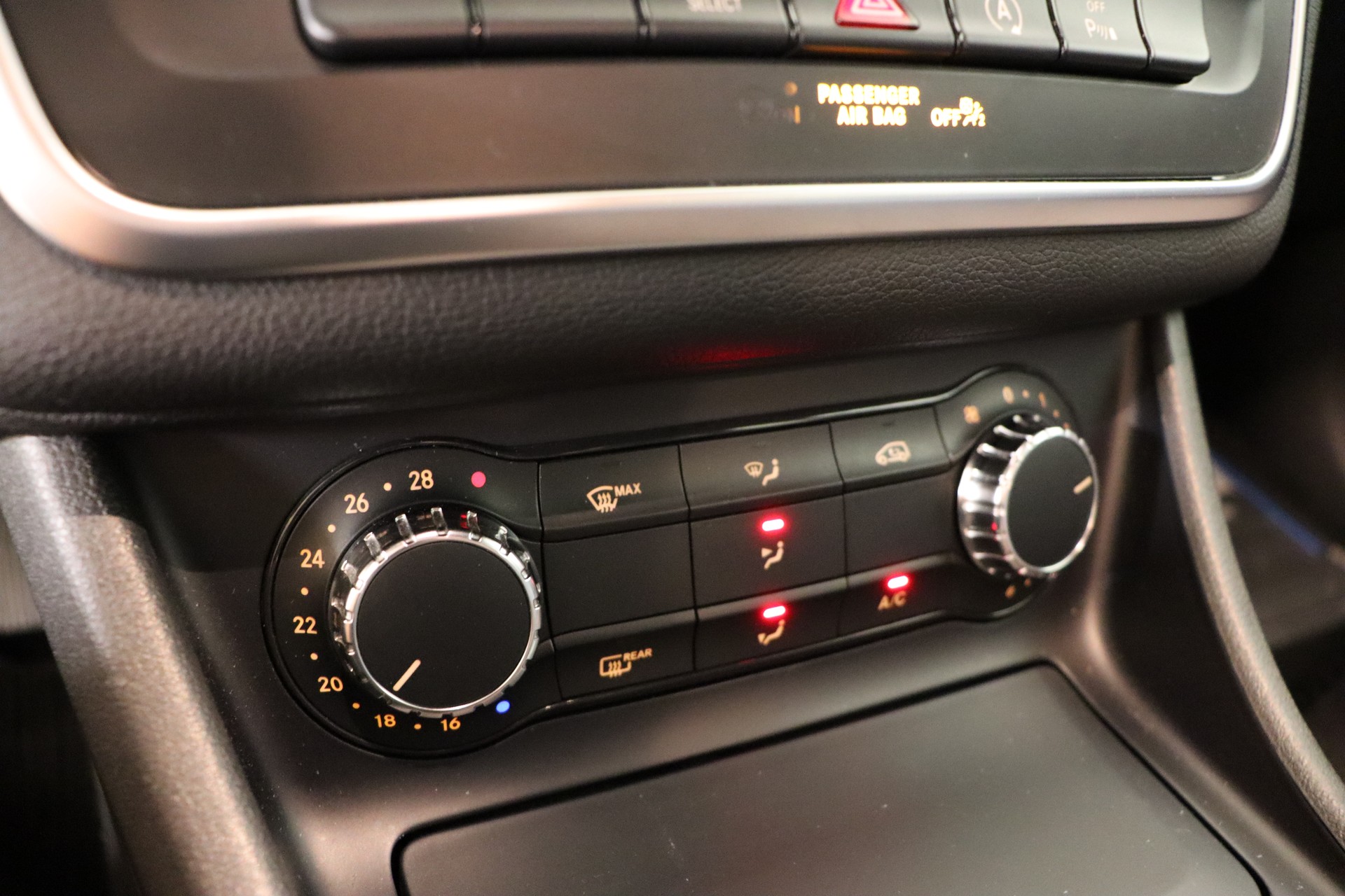 MERCEDES-BENZ GLA 200 CDI Night Star 7G-DCT-image-17
