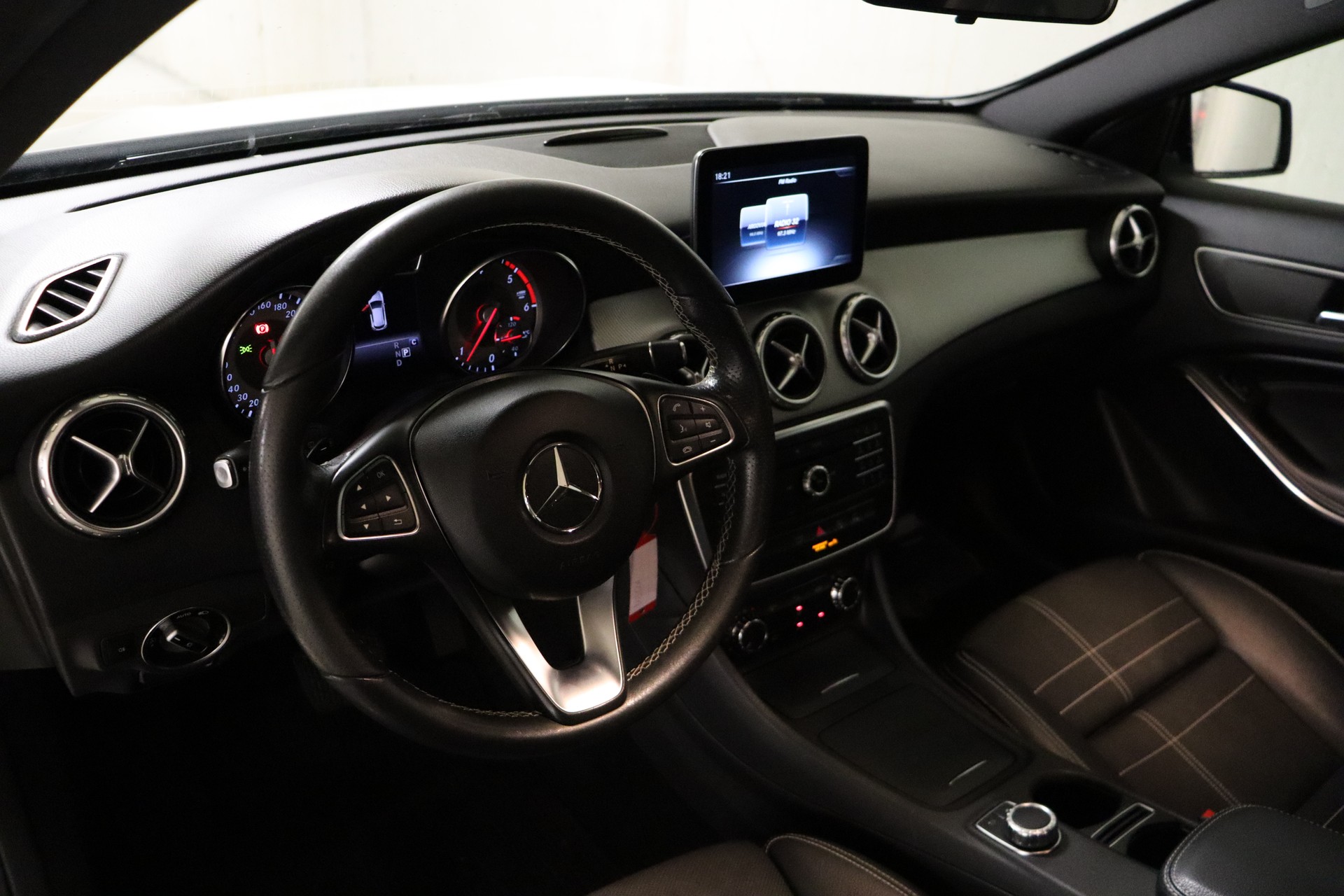 MERCEDES-BENZ GLA 200 CDI Night Star 7G-DCT-image-14