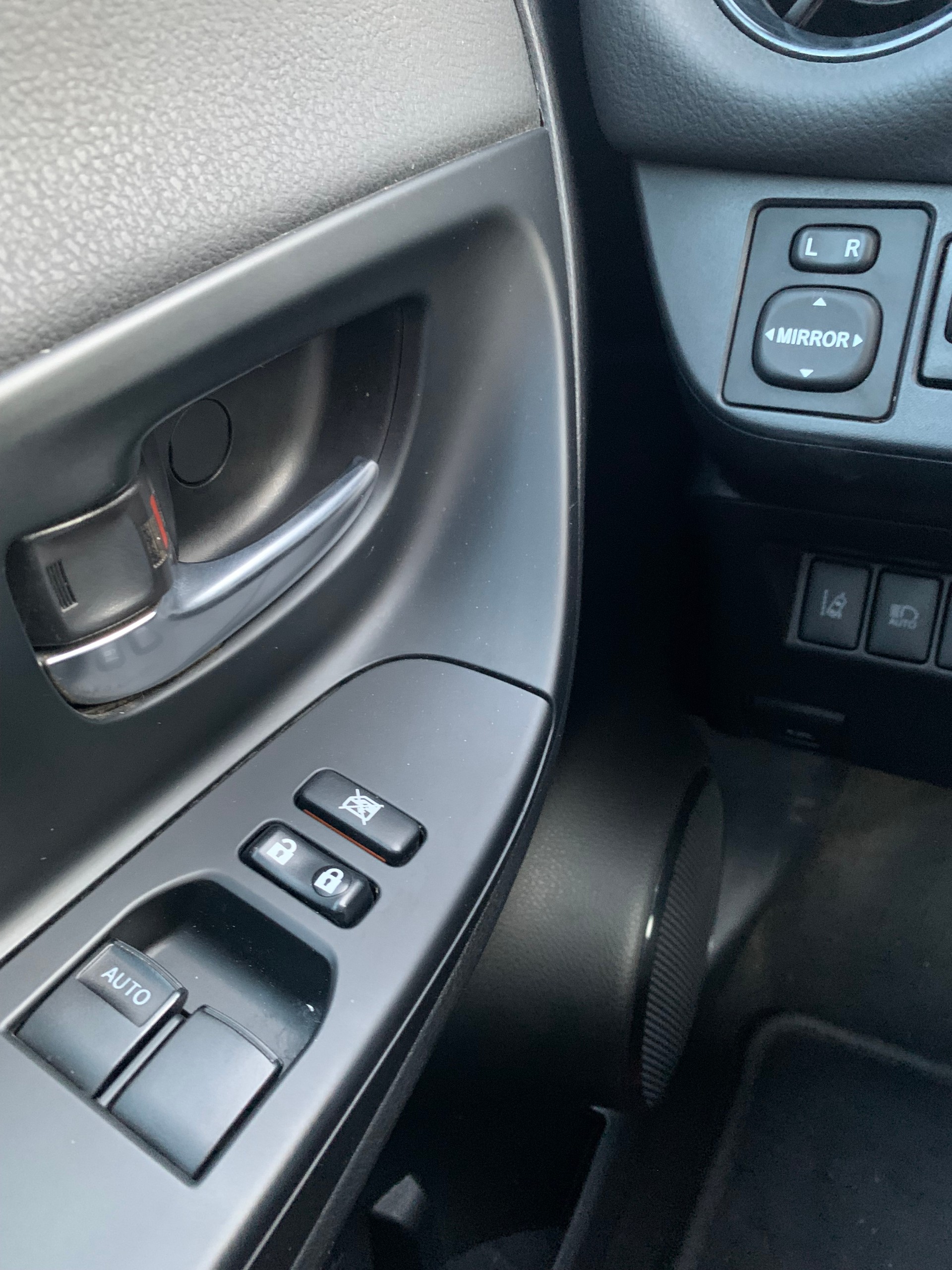 TOYOTA Yaris 1.5 VVT-i Hybrid Style e-CVT-image-9
