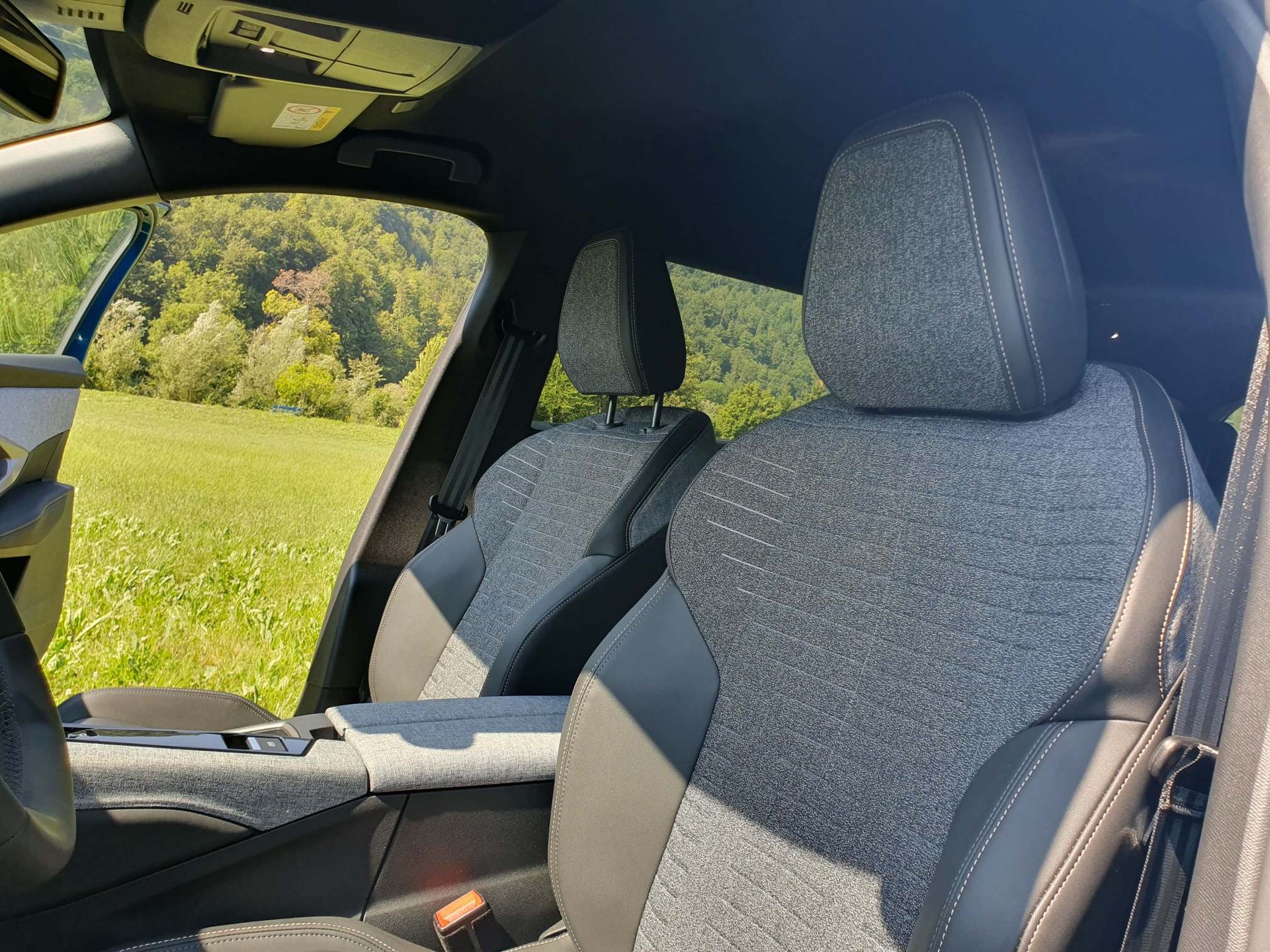 PEUGEOT 5008 e-Allure Premium 4x4-image-9