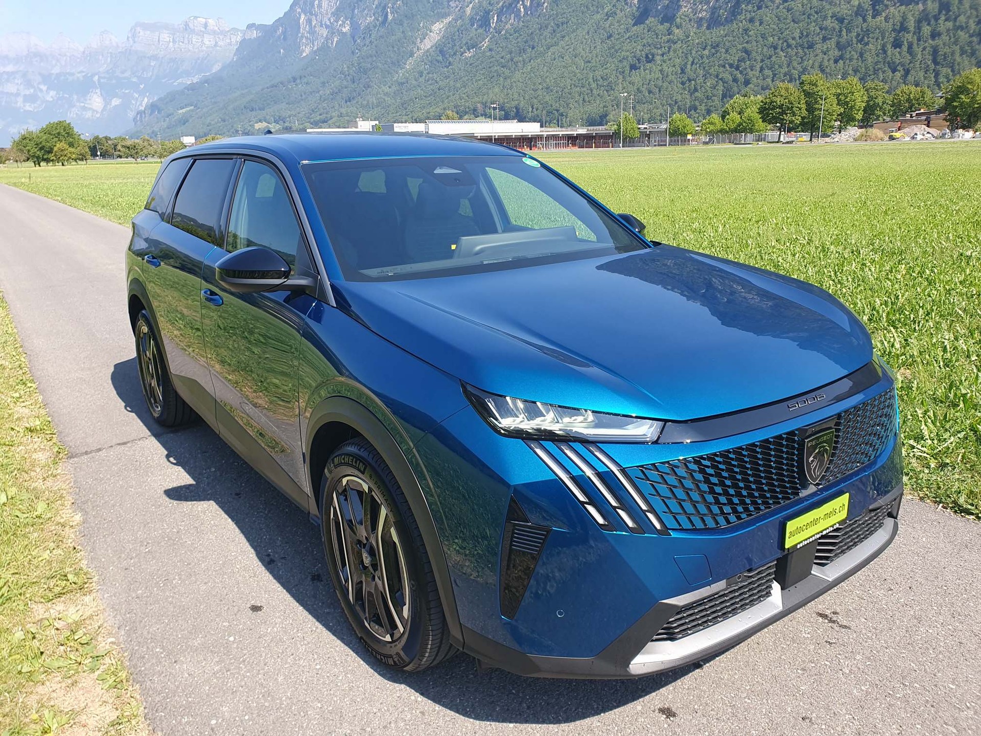 PEUGEOT 5008 e-Allure Premium 4x4-image-0