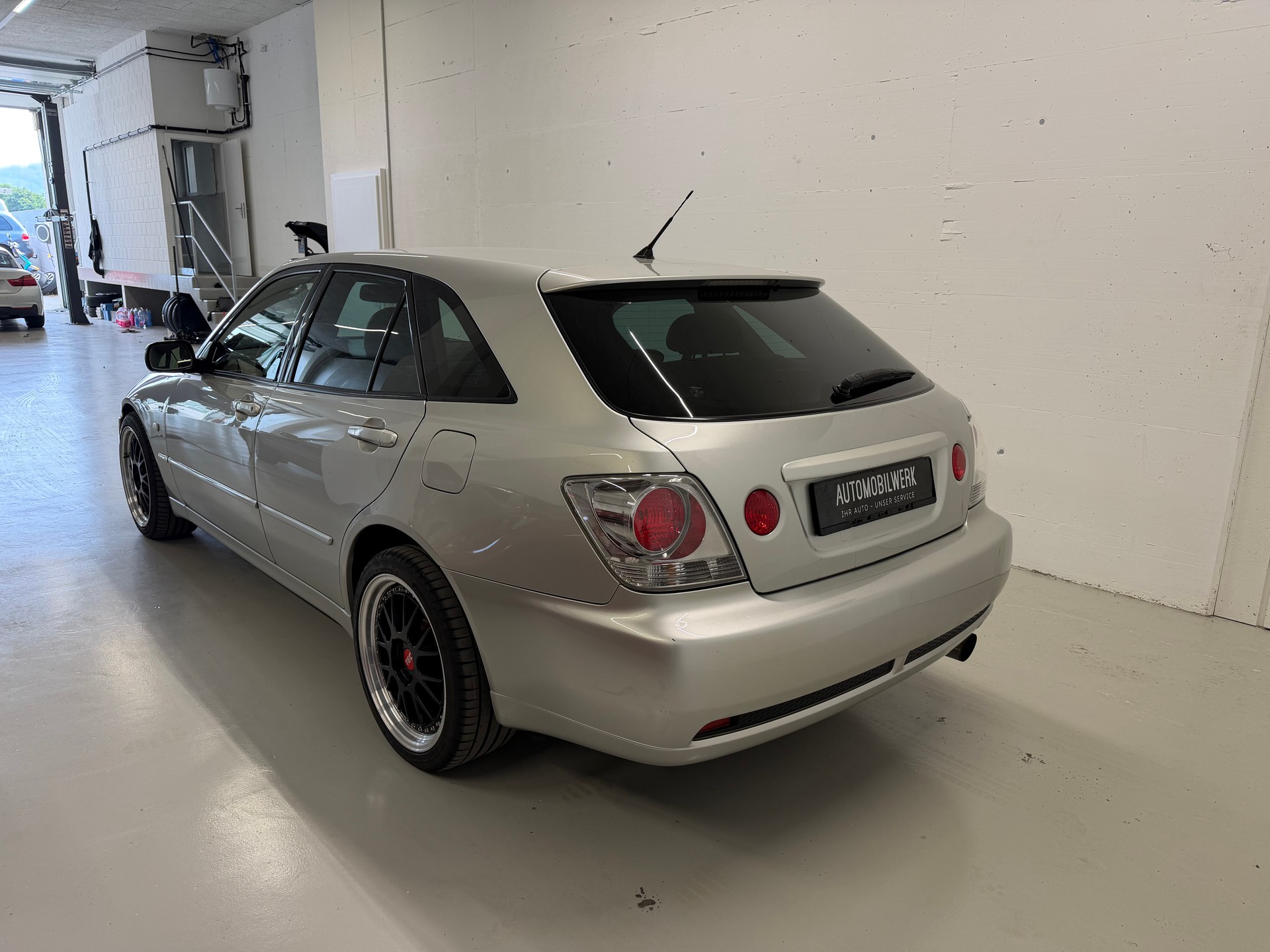 LEXUS IS 300 SportCross-image-6