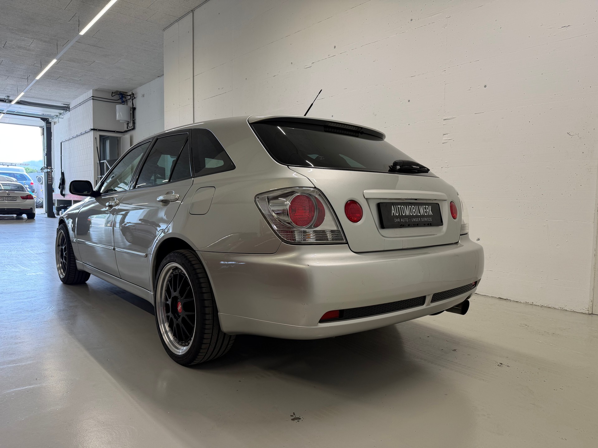 LEXUS IS 300 SportCross-image-7
