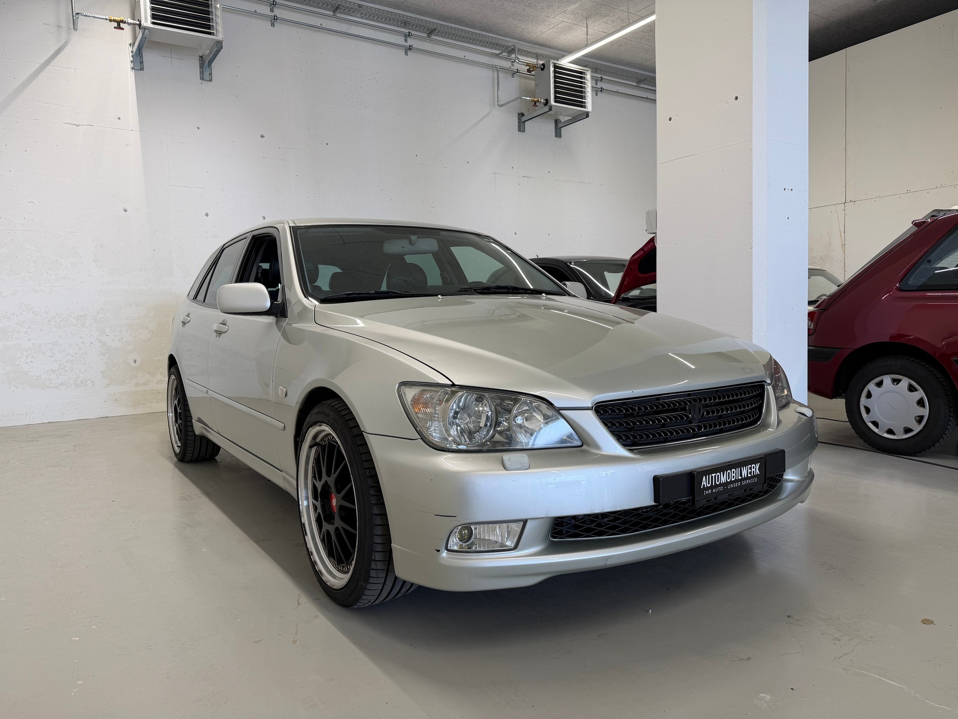 LEXUS IS 300 SportCross-image-3