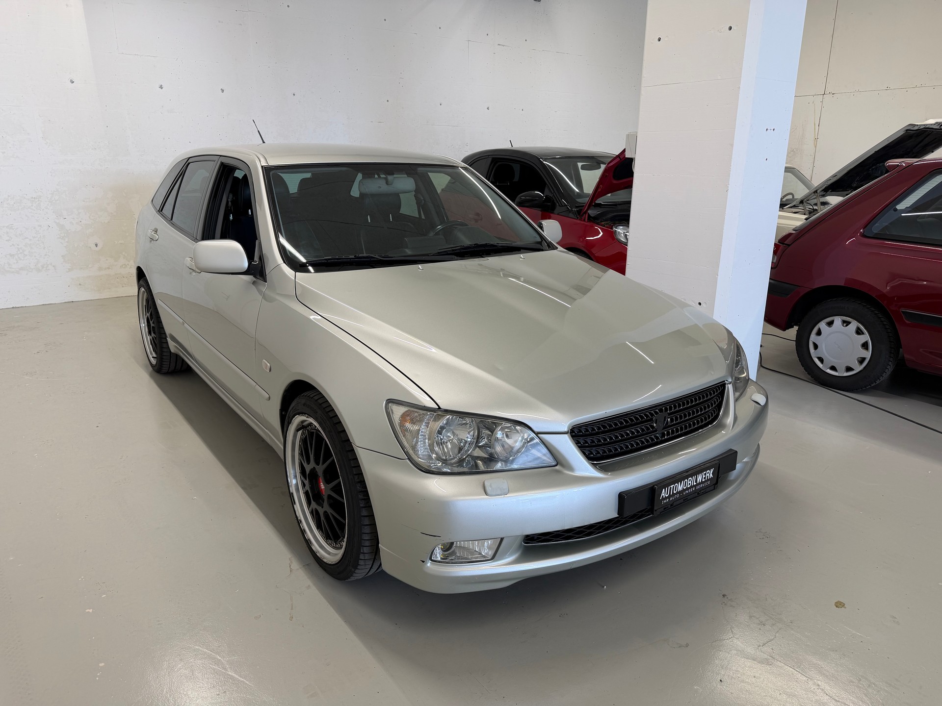 LEXUS IS 300 SportCross-image-2