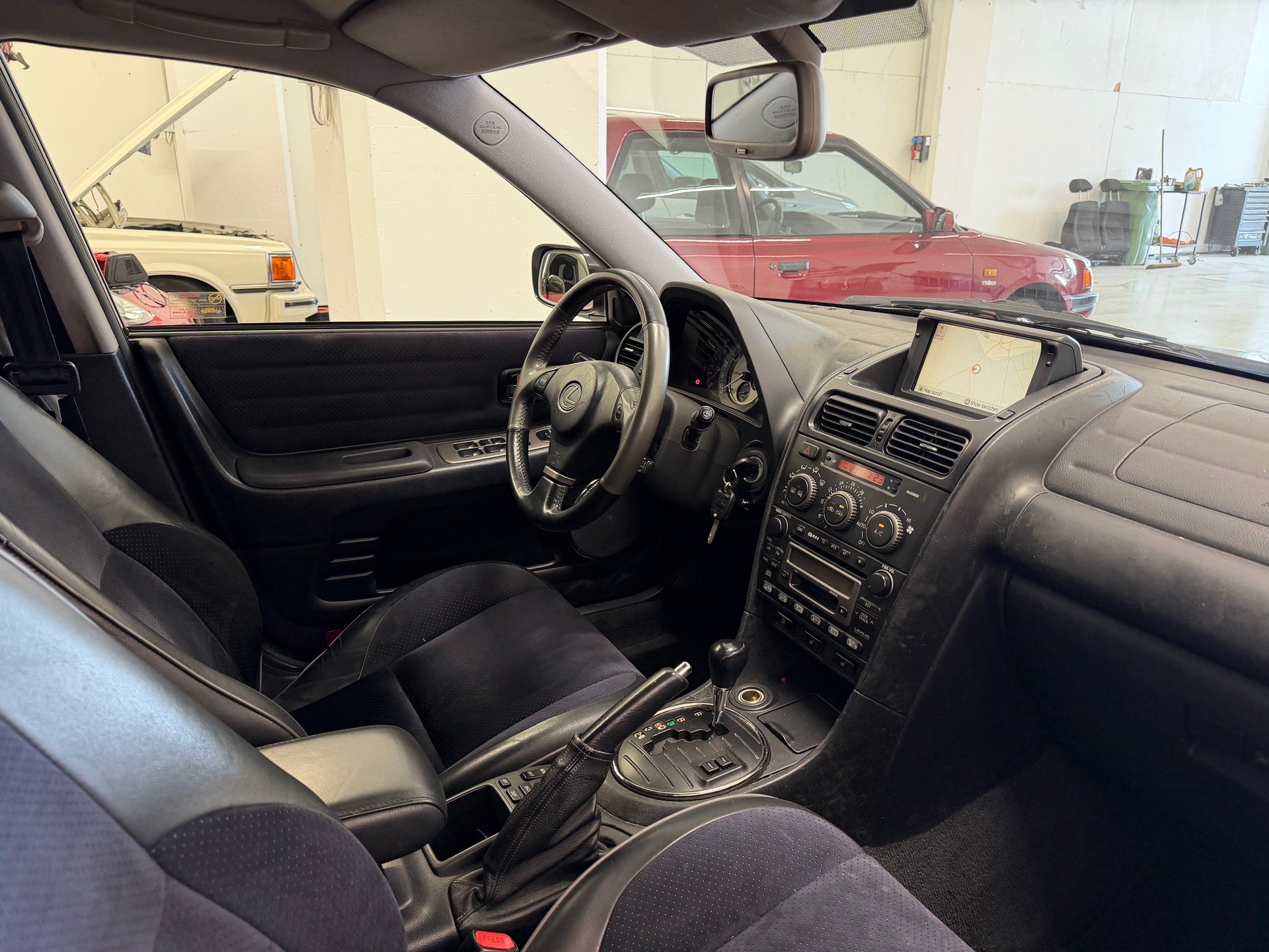 LEXUS IS 300 SportCross-image-9
