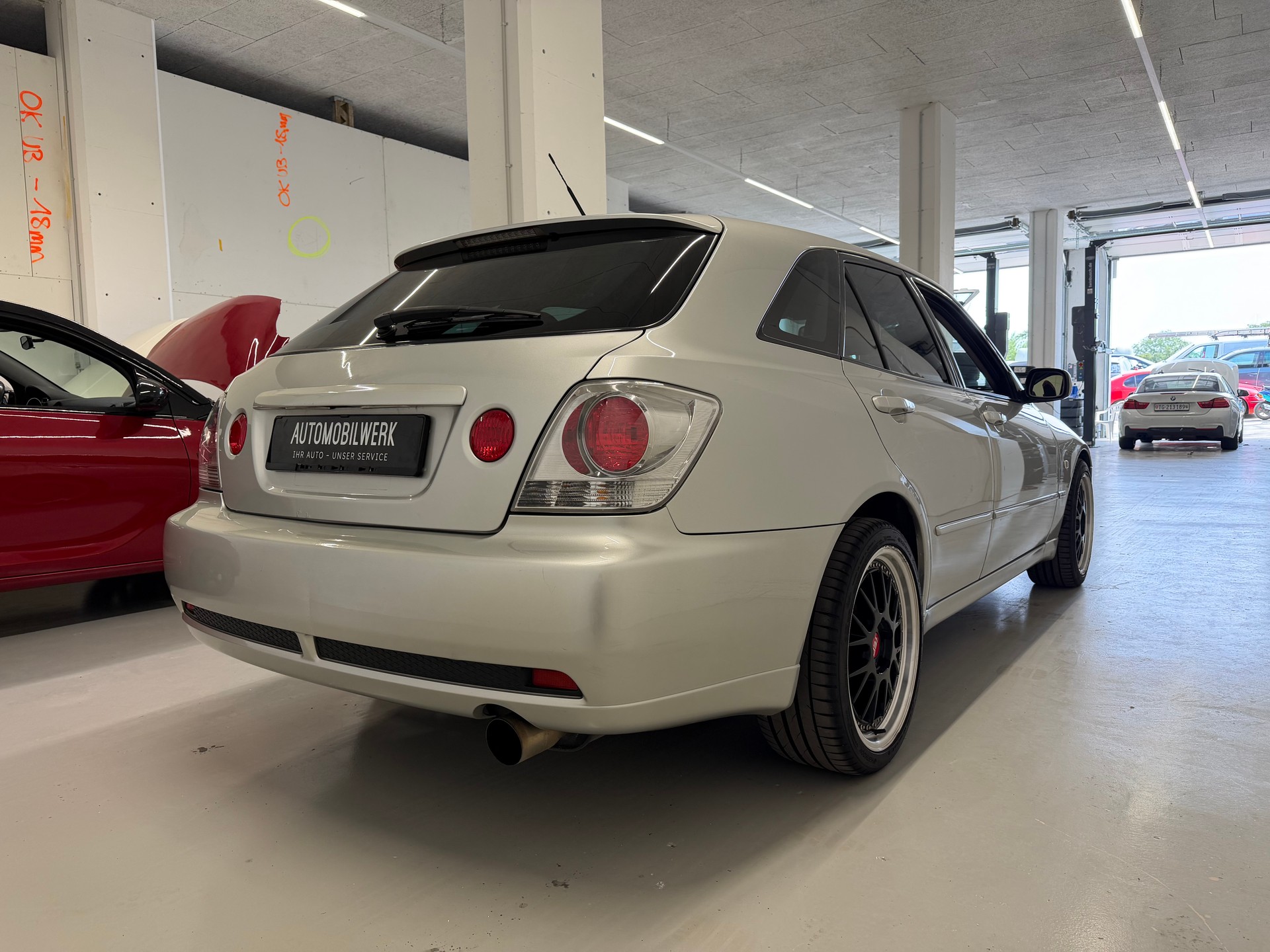 LEXUS IS 300 SportCross-image-5