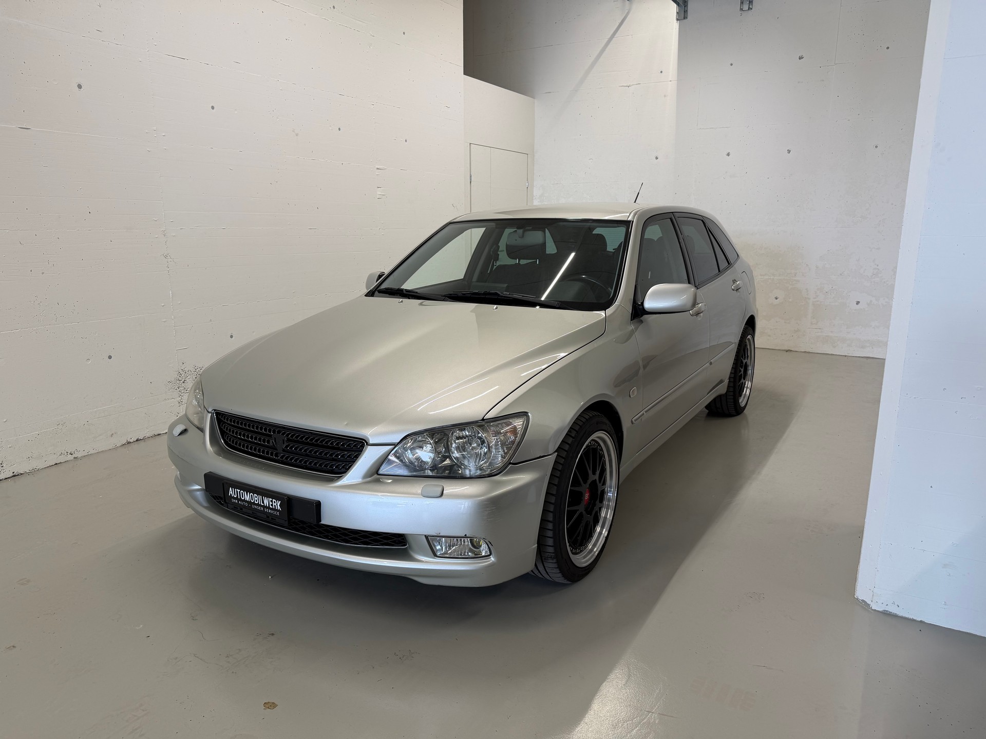 LEXUS IS 300 SportCross-image-0