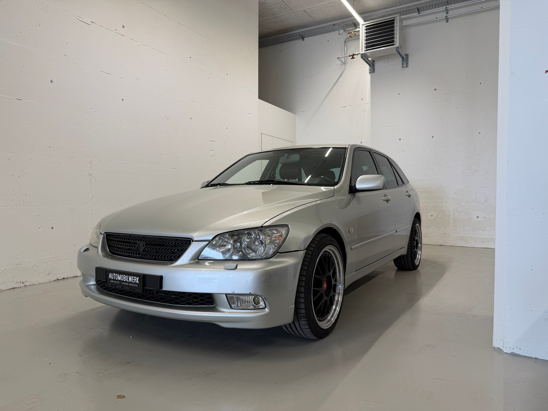 LEXUS IS 300 SportCross-image-1