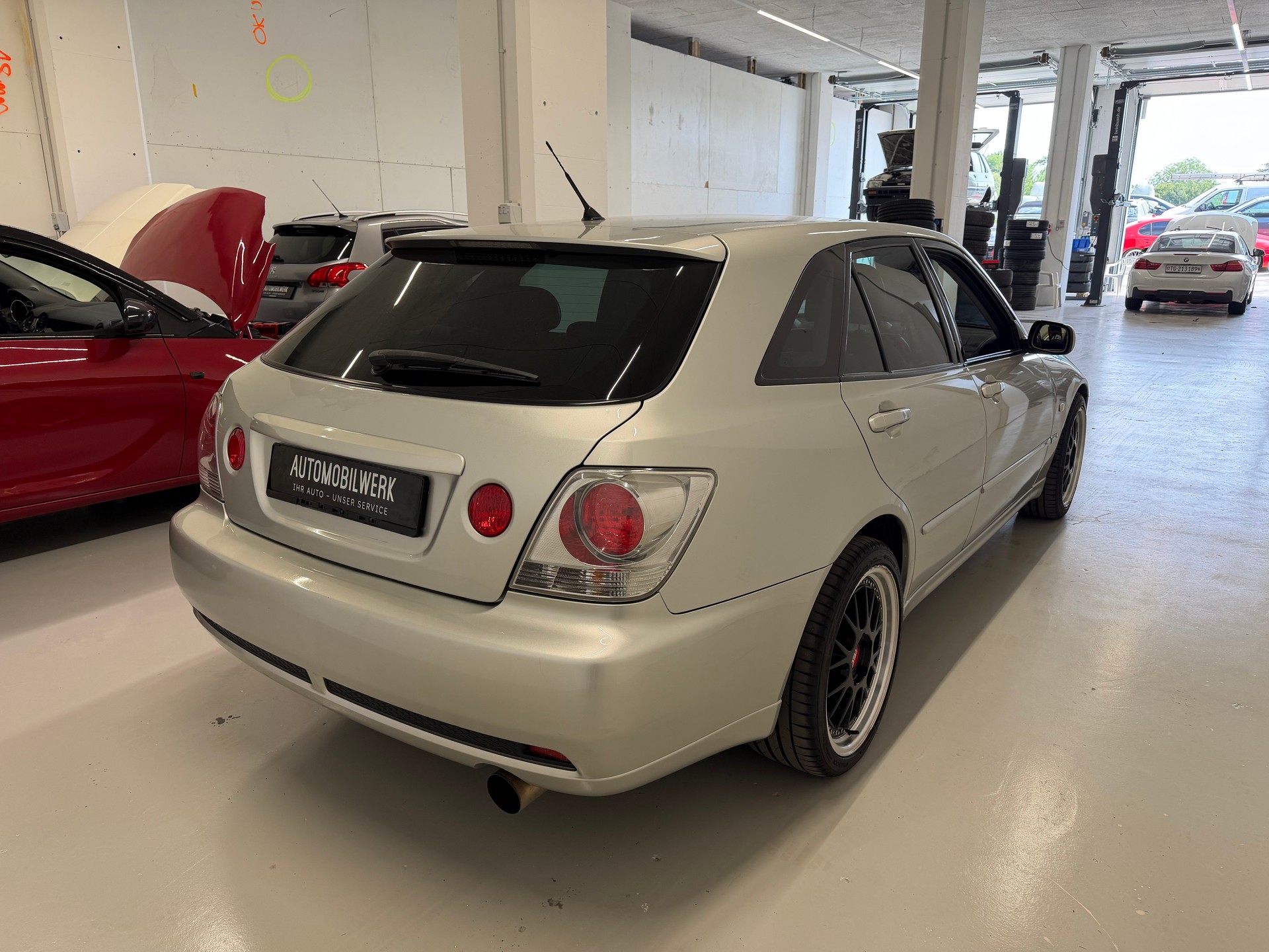 LEXUS IS 300 SportCross-image-4