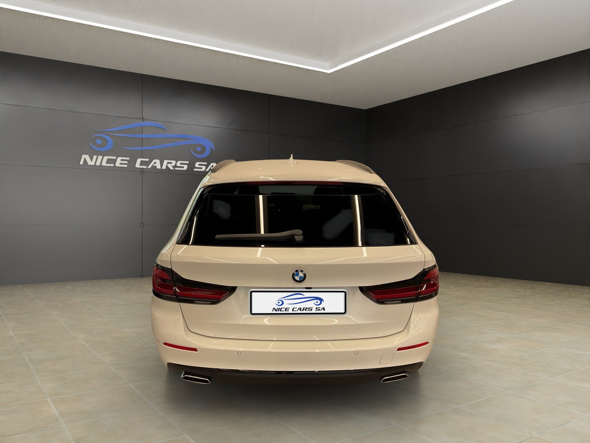 BMW 530d xDrive 48V Touring Steptronic-image-2