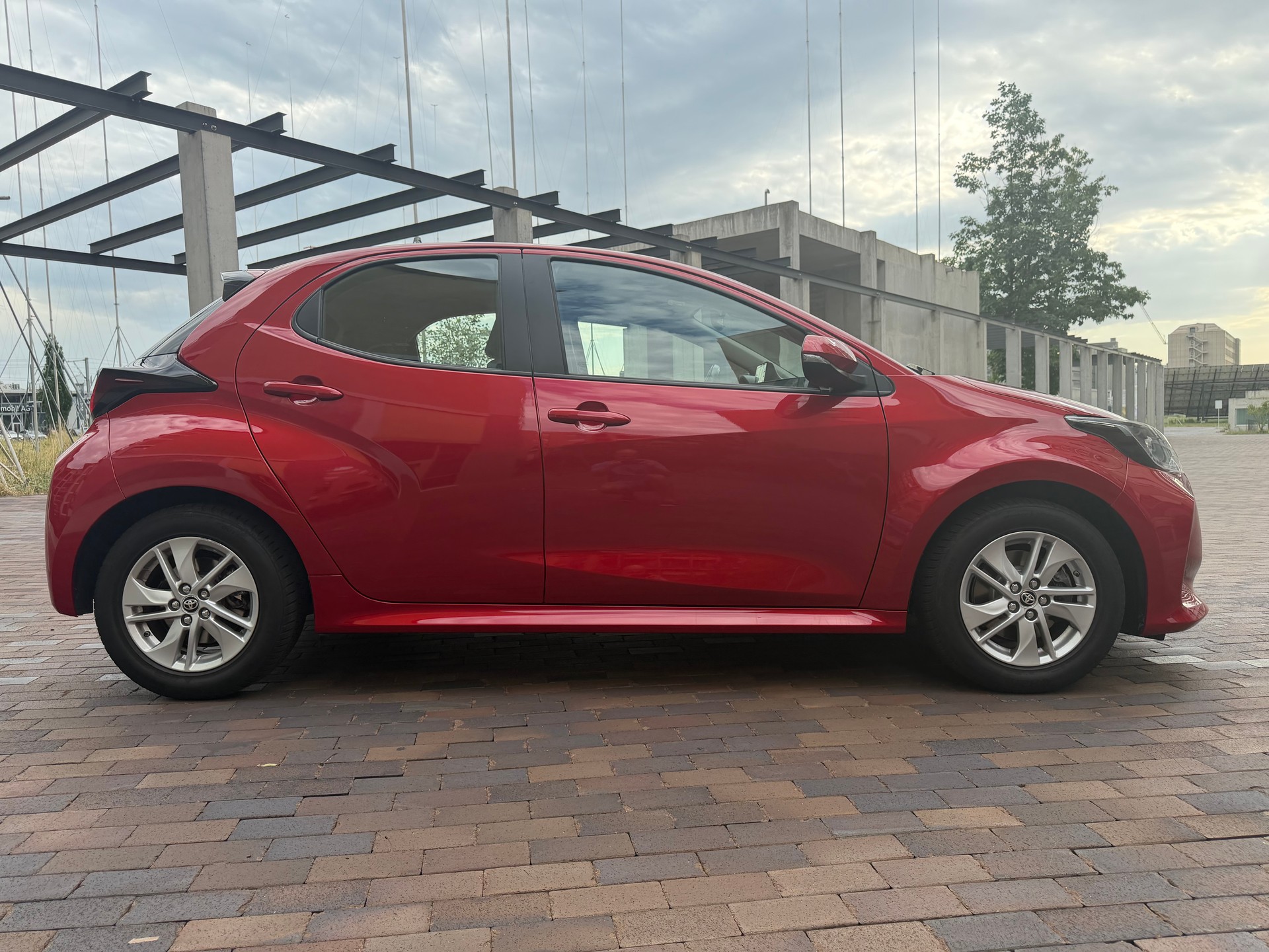 TOYOTA Yaris 1.5 Comfort e-CVT-image-1