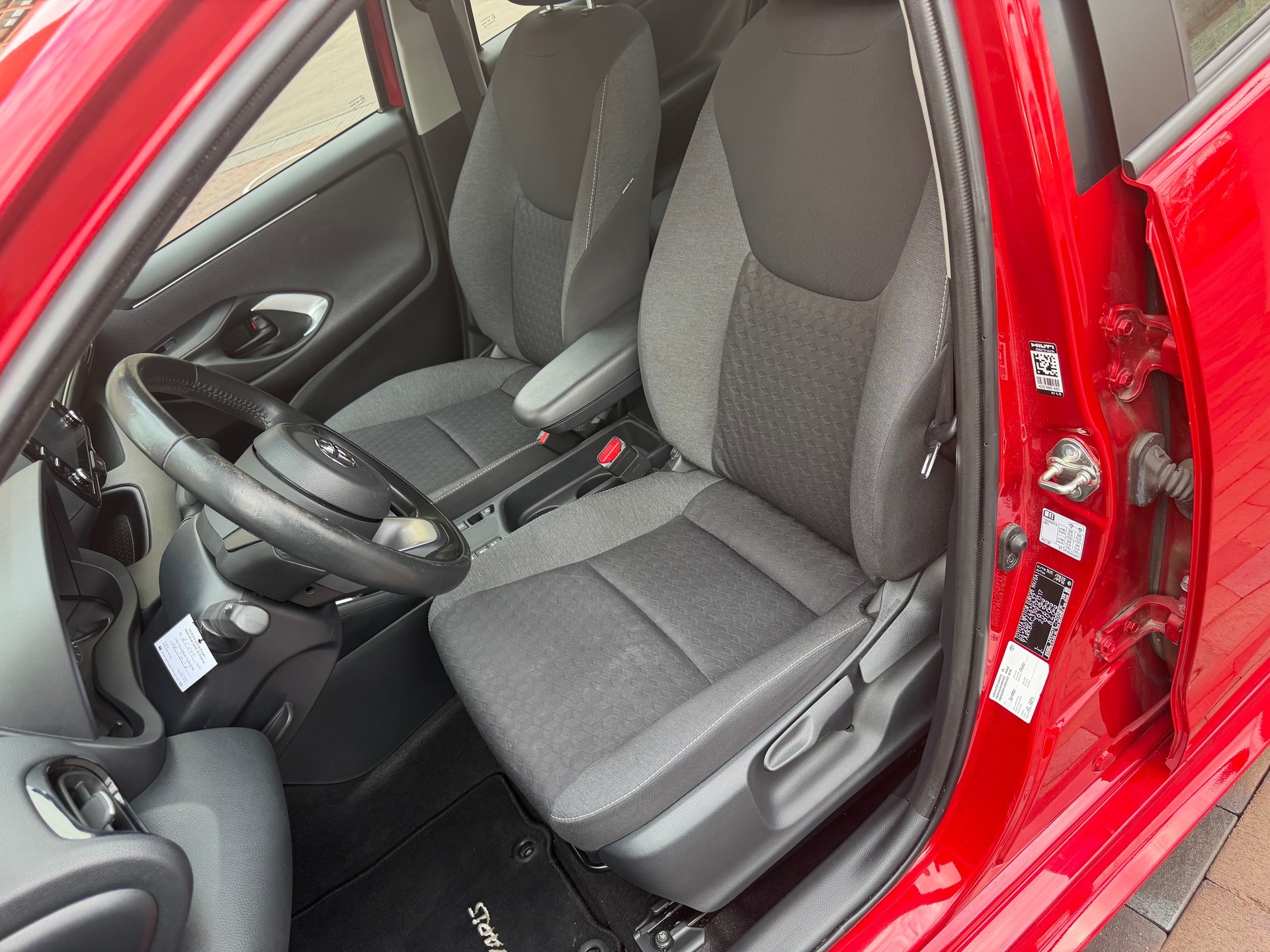 TOYOTA Yaris 1.5 Comfort e-CVT-image-9
