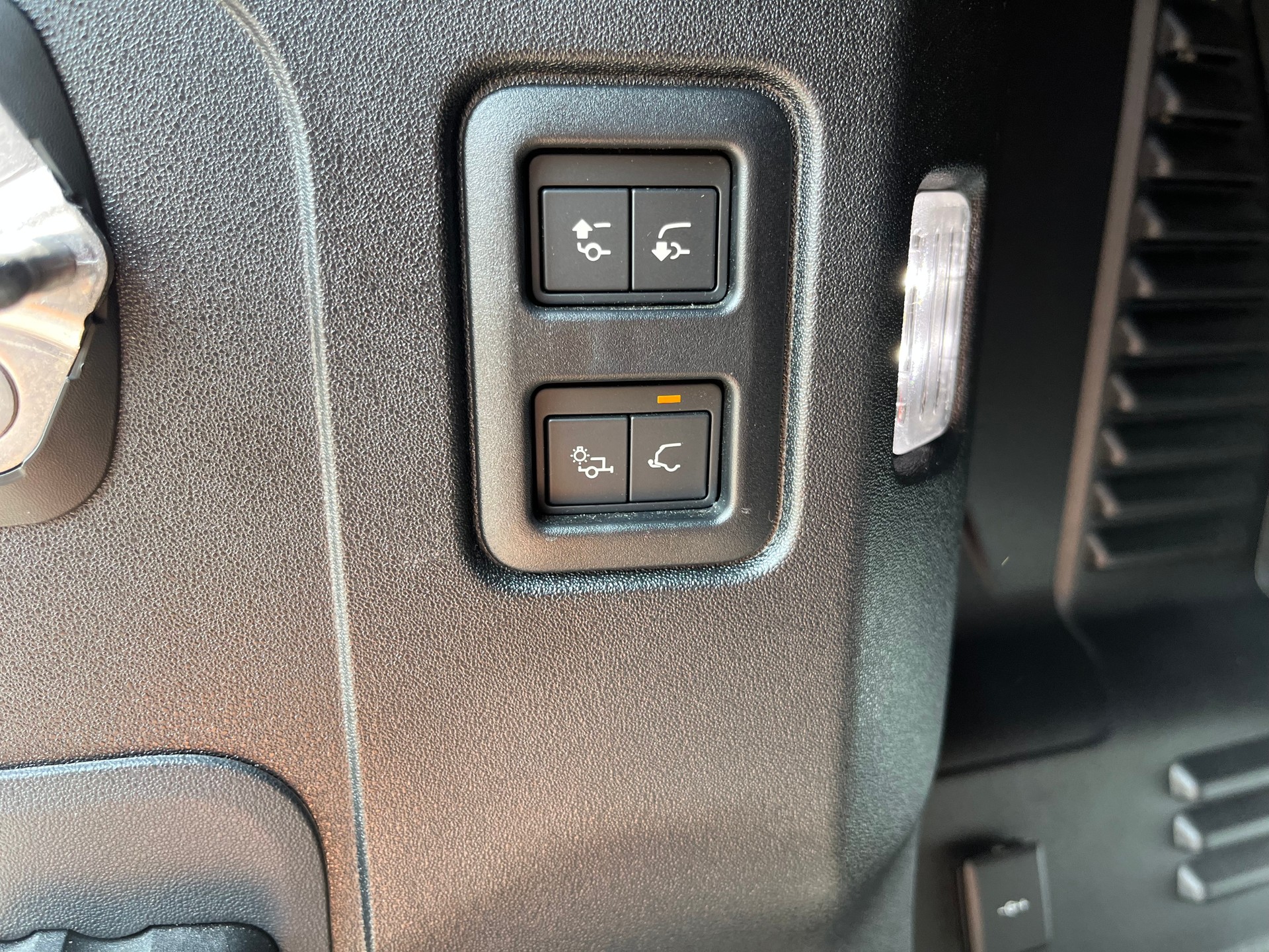 LAND ROVER Defender 90 525 V8 5.0 Carpathian Edition AT8-image-12