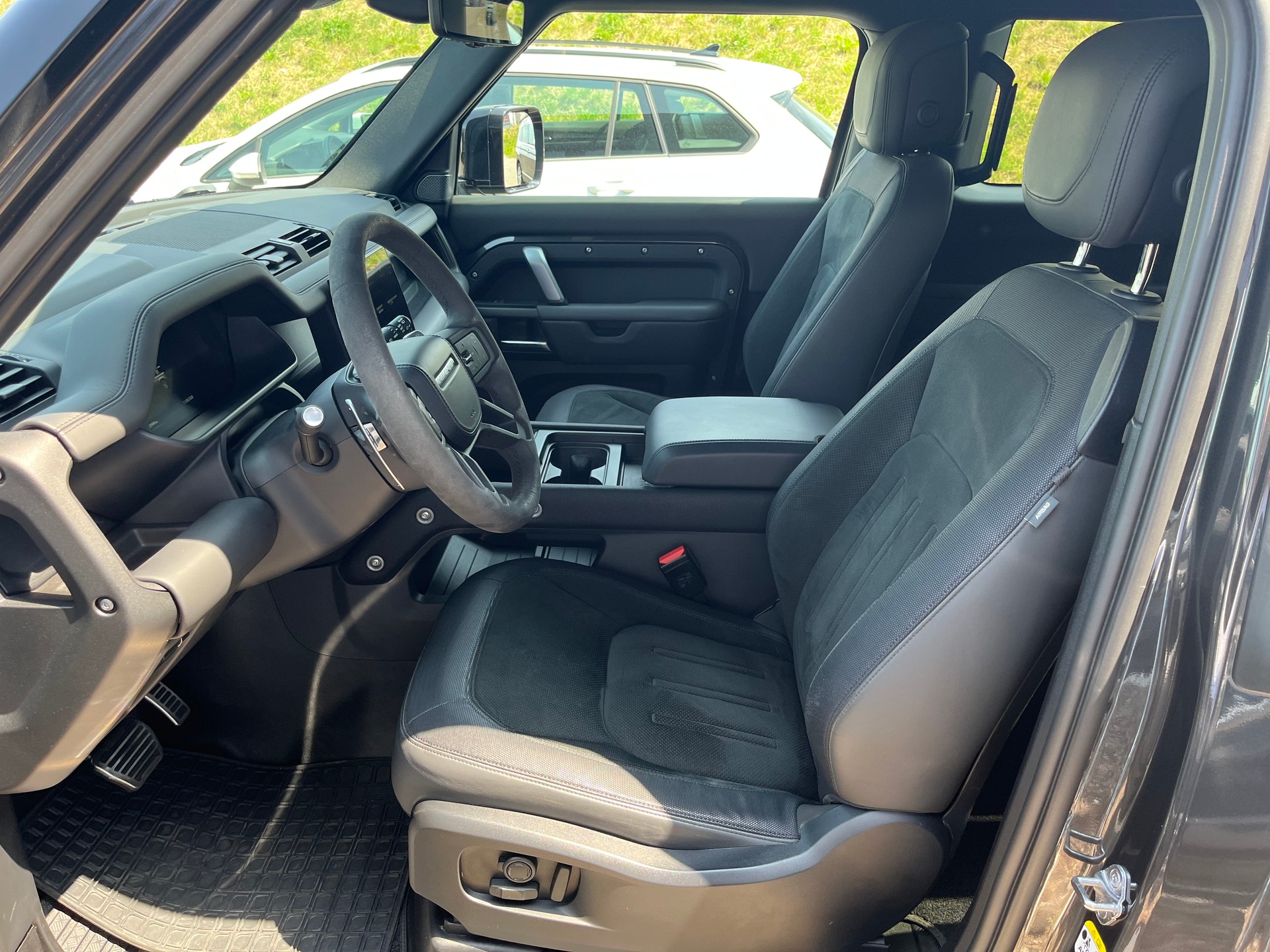 LAND ROVER Defender 90 525 V8 5.0 Carpathian Edition AT8-image-6