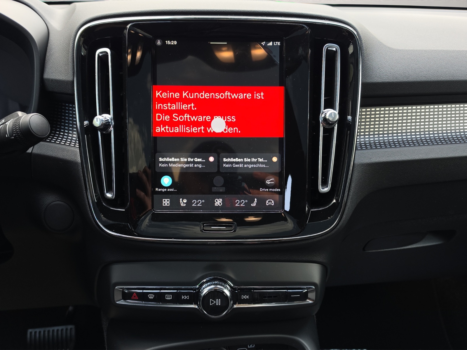 VOLVO EC40 82kWh Twin Motor Performance AWD Xcentric Black Edition-image-13