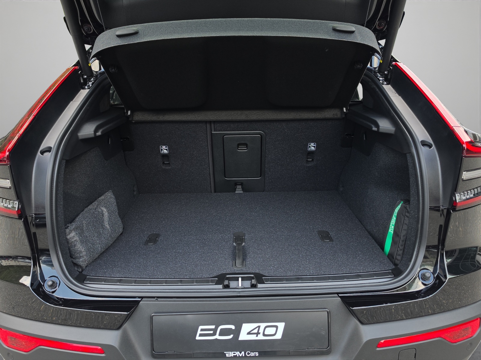 VOLVO EC40 82kWh Twin Motor Performance AWD Xcentric Black Edition-image-16