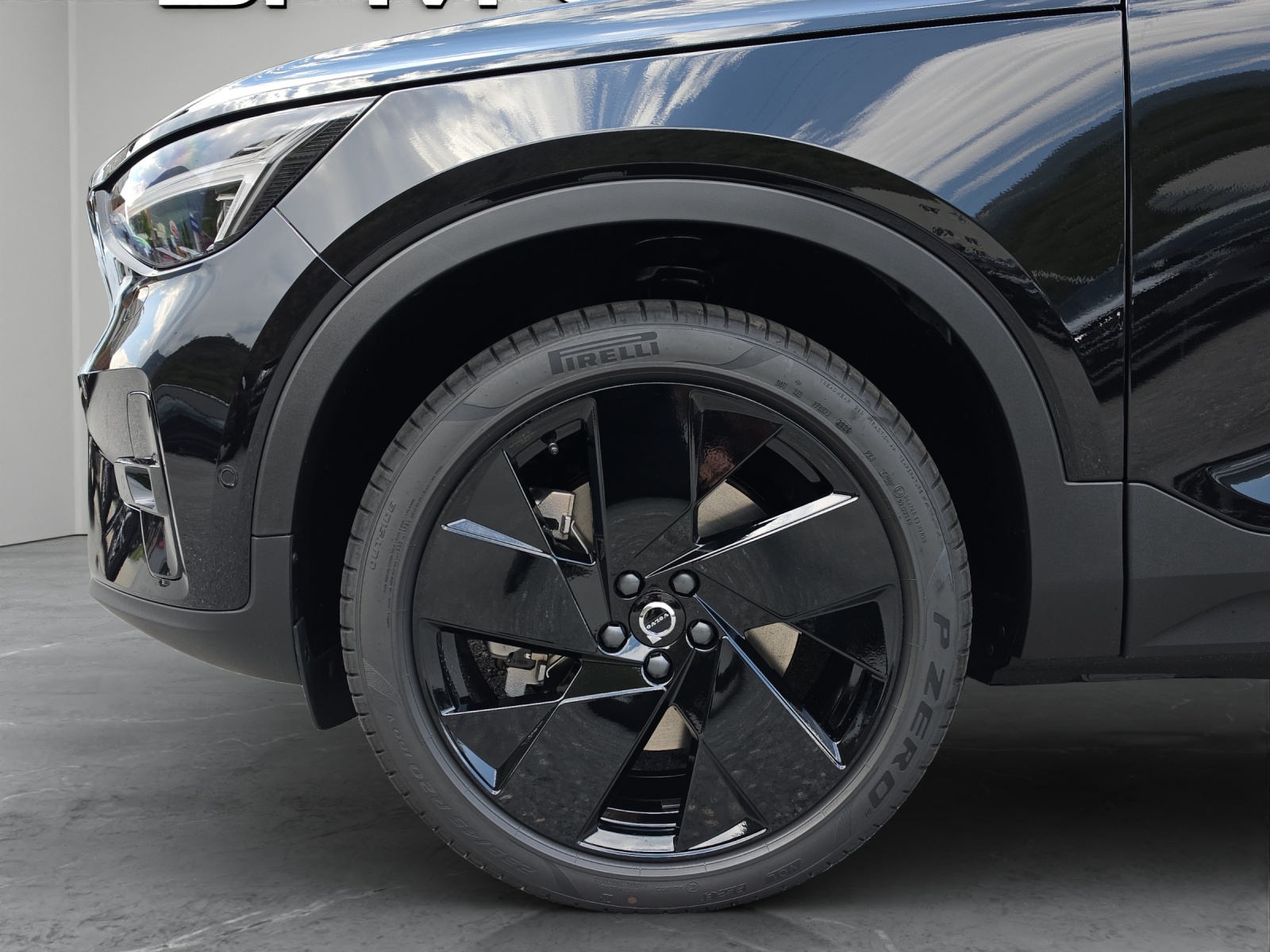 VOLVO EC40 82kWh Twin Motor Performance AWD Xcentric Black Edition-image-7