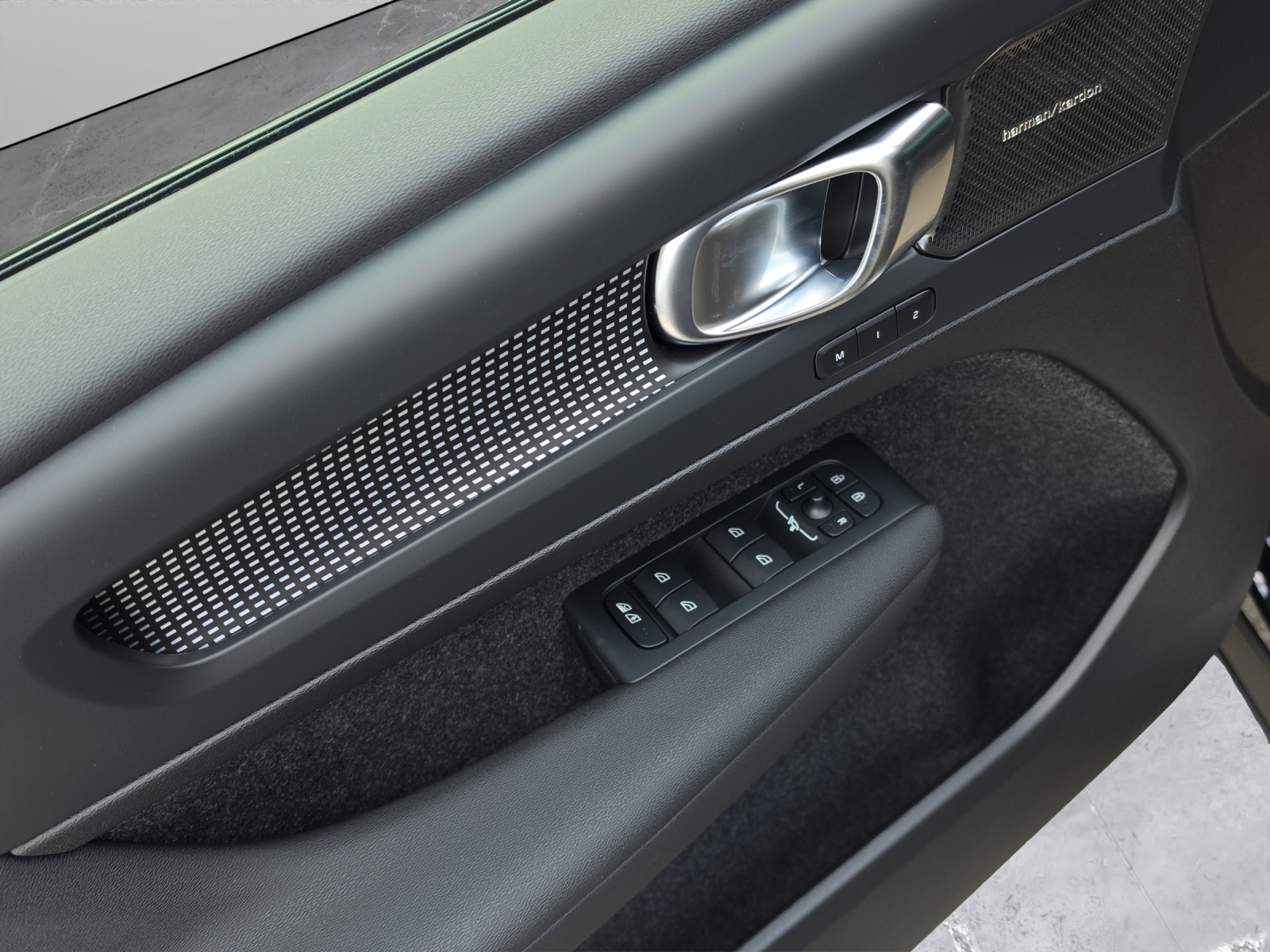 VOLVO EC40 82kWh Twin Motor Performance AWD Xcentric Black Edition-image-9