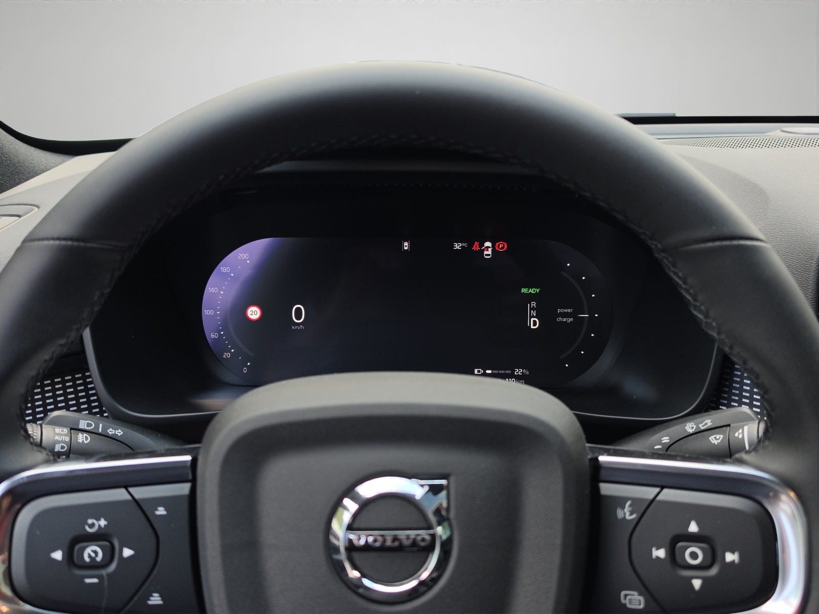 VOLVO EC40 82kWh Twin Motor Performance AWD Xcentric Black Edition-image-12