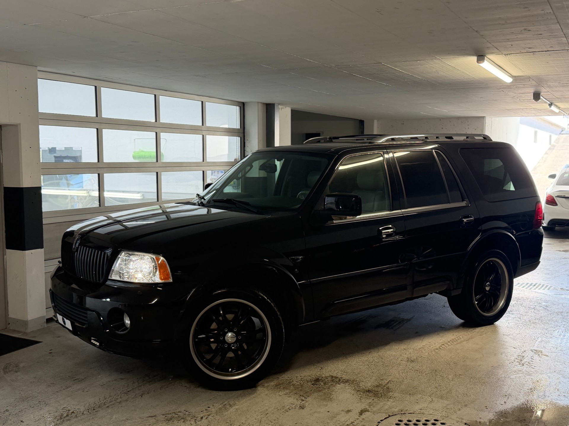 LINCOLN Navigator-showroom-element-2