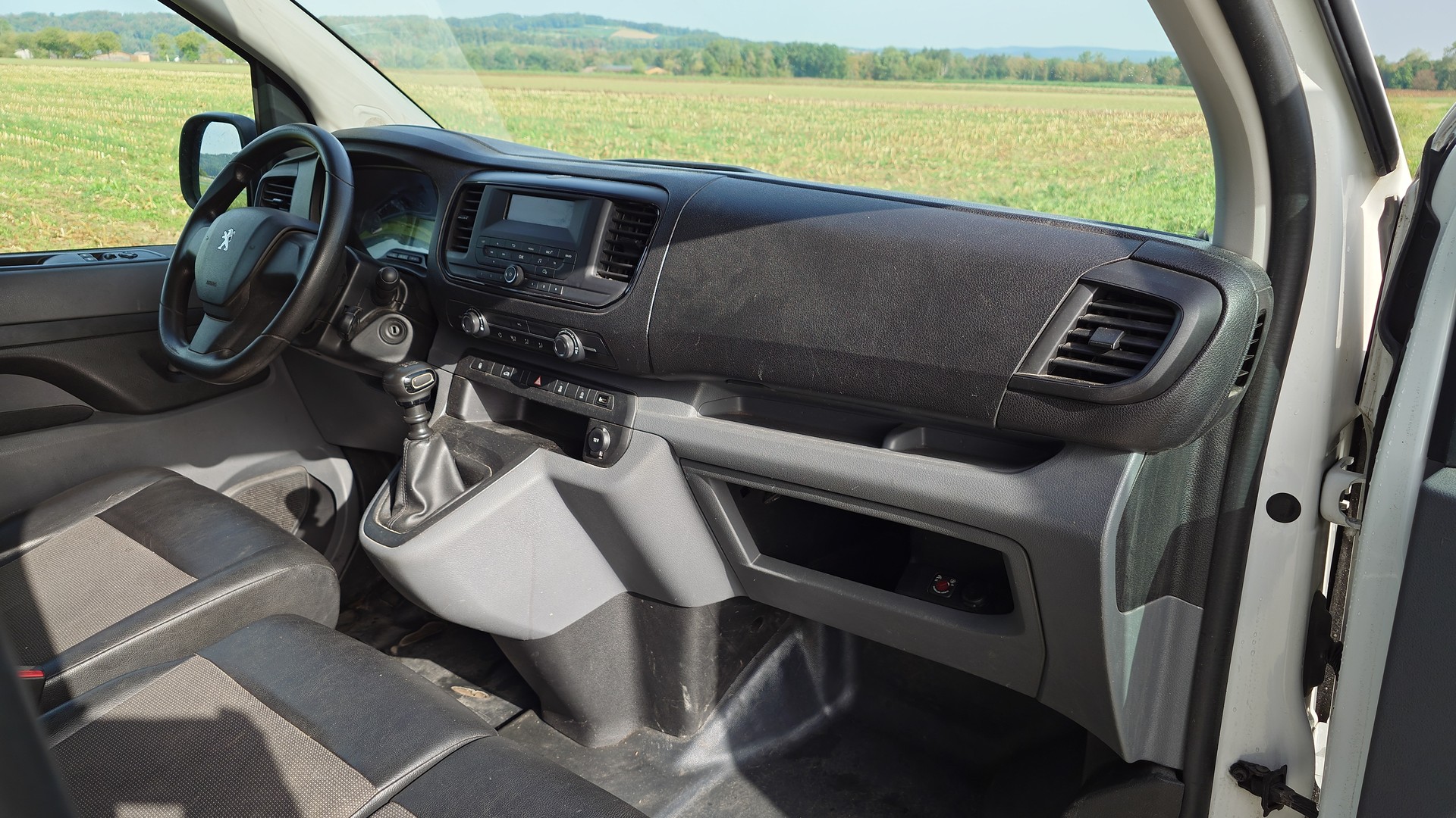 PEUGEOT Expert 1.5 BlueHDi 100 S&S Premium Standard-image-14