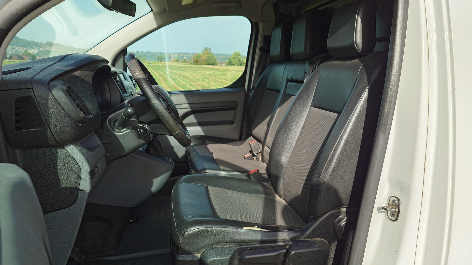 PEUGEOT Expert 1.5 BlueHDi 100 S&S Premium Standard-image-15