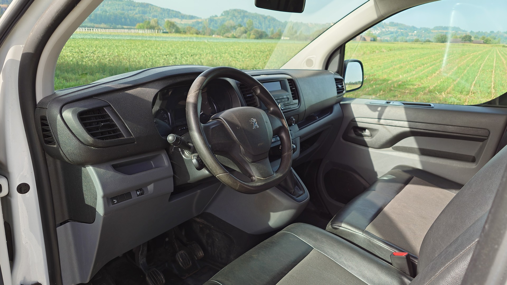PEUGEOT Expert 1.5 BlueHDi 100 S&S Premium Standard-image-13