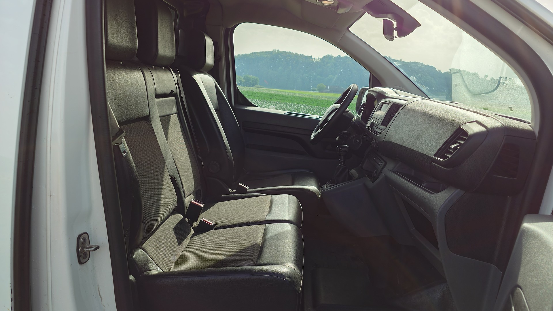 PEUGEOT Expert 1.5 BlueHDi 100 S&S Premium Standard-image-16