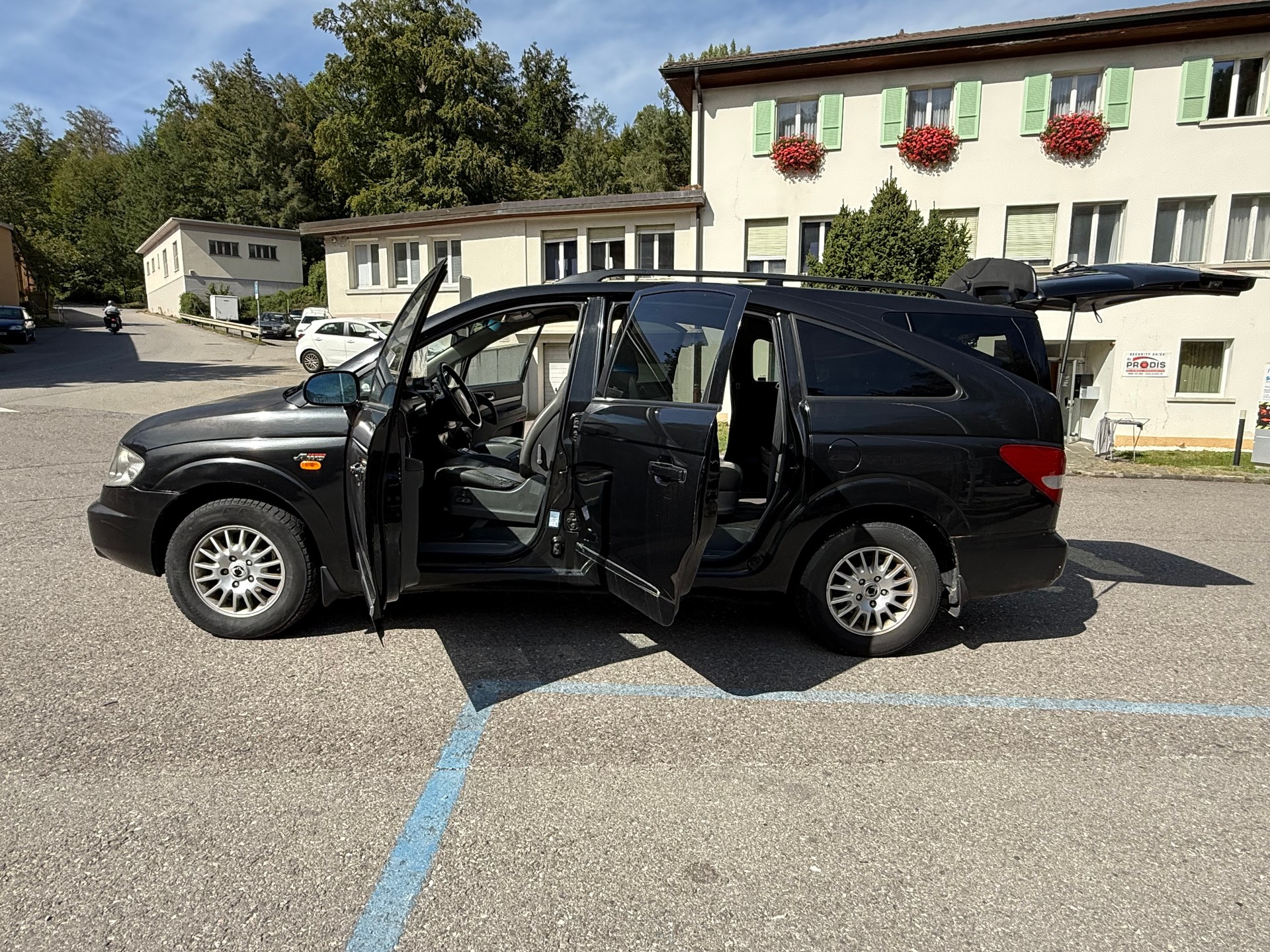 KGM-SsangYong Rodius SV 270 Xdi 4WD Automatic-image-16