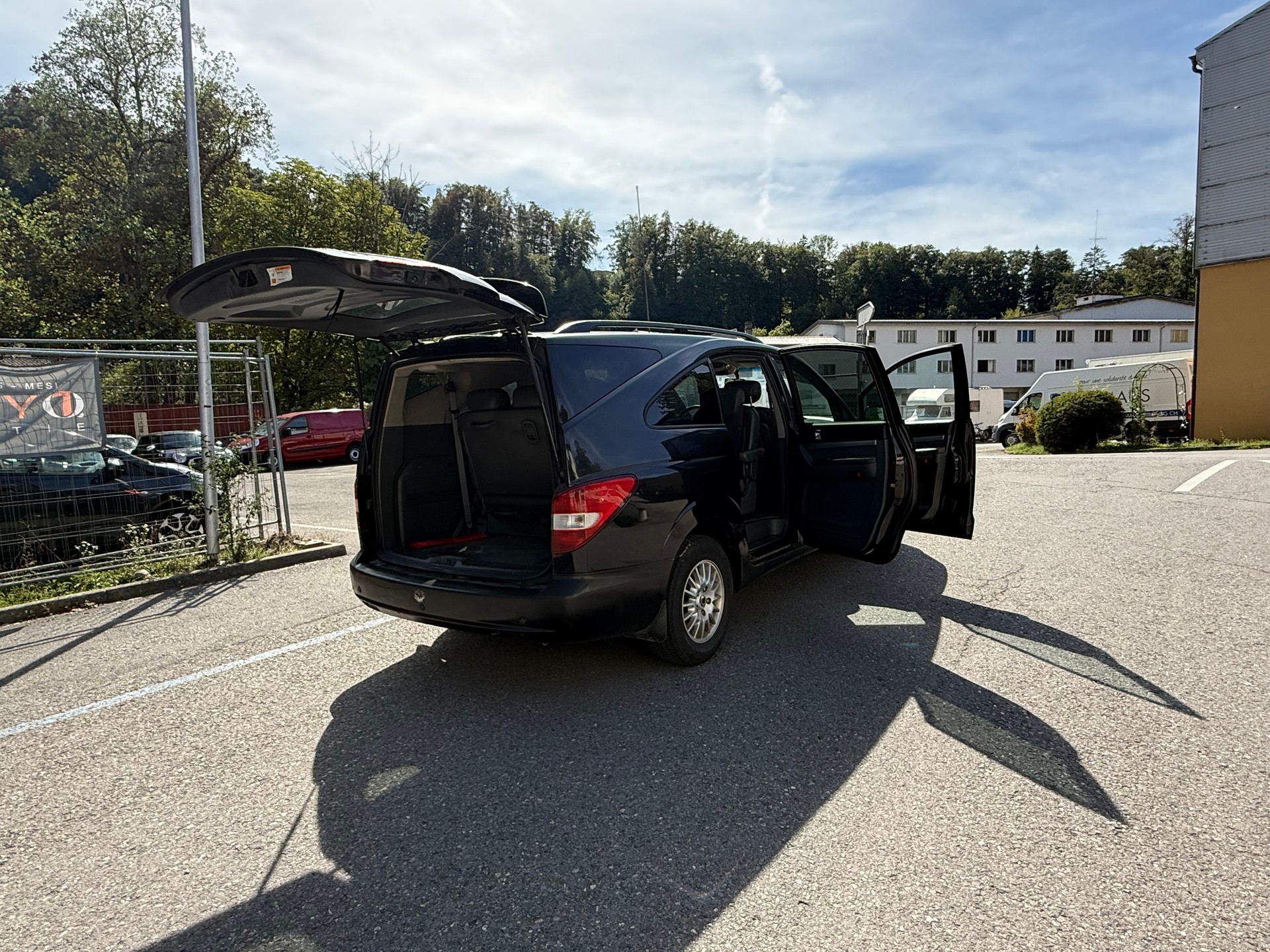 KGM-SsangYong Rodius SV 270 Xdi 4WD Automatic-image-19