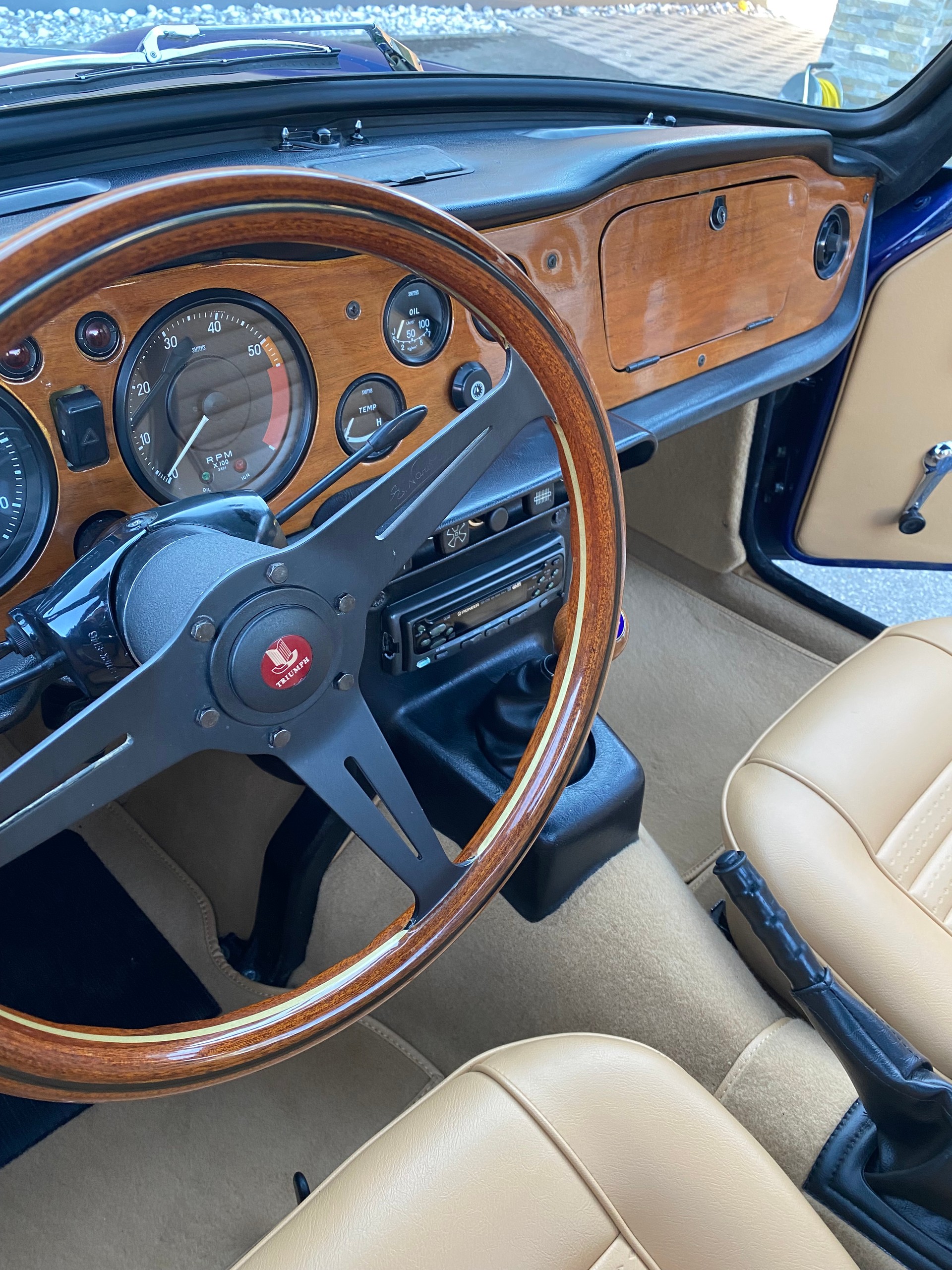 TRIUMPH TR6-image-3