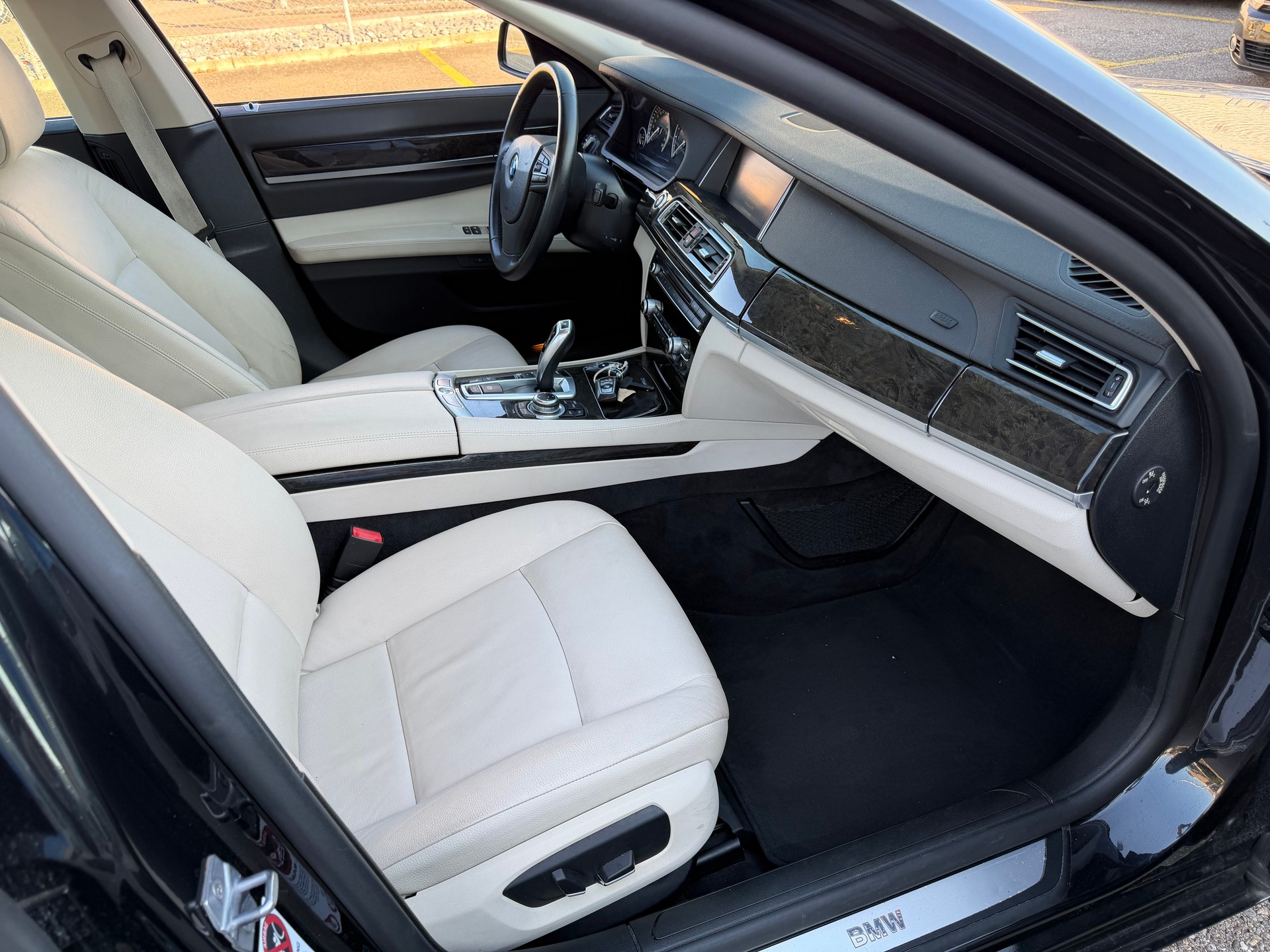 BMW 740d xDrive-image-6
