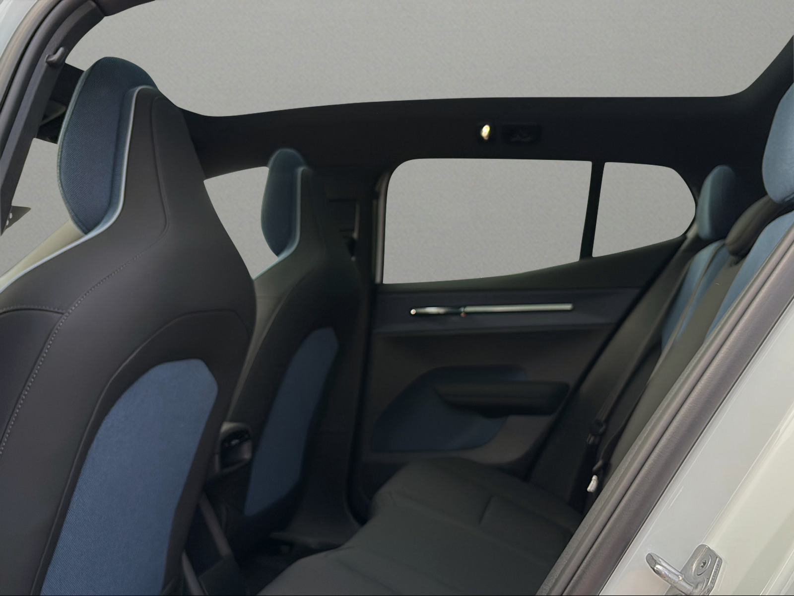 VOLVO EX30 P8 69 kWh AWD Ultra-image-5