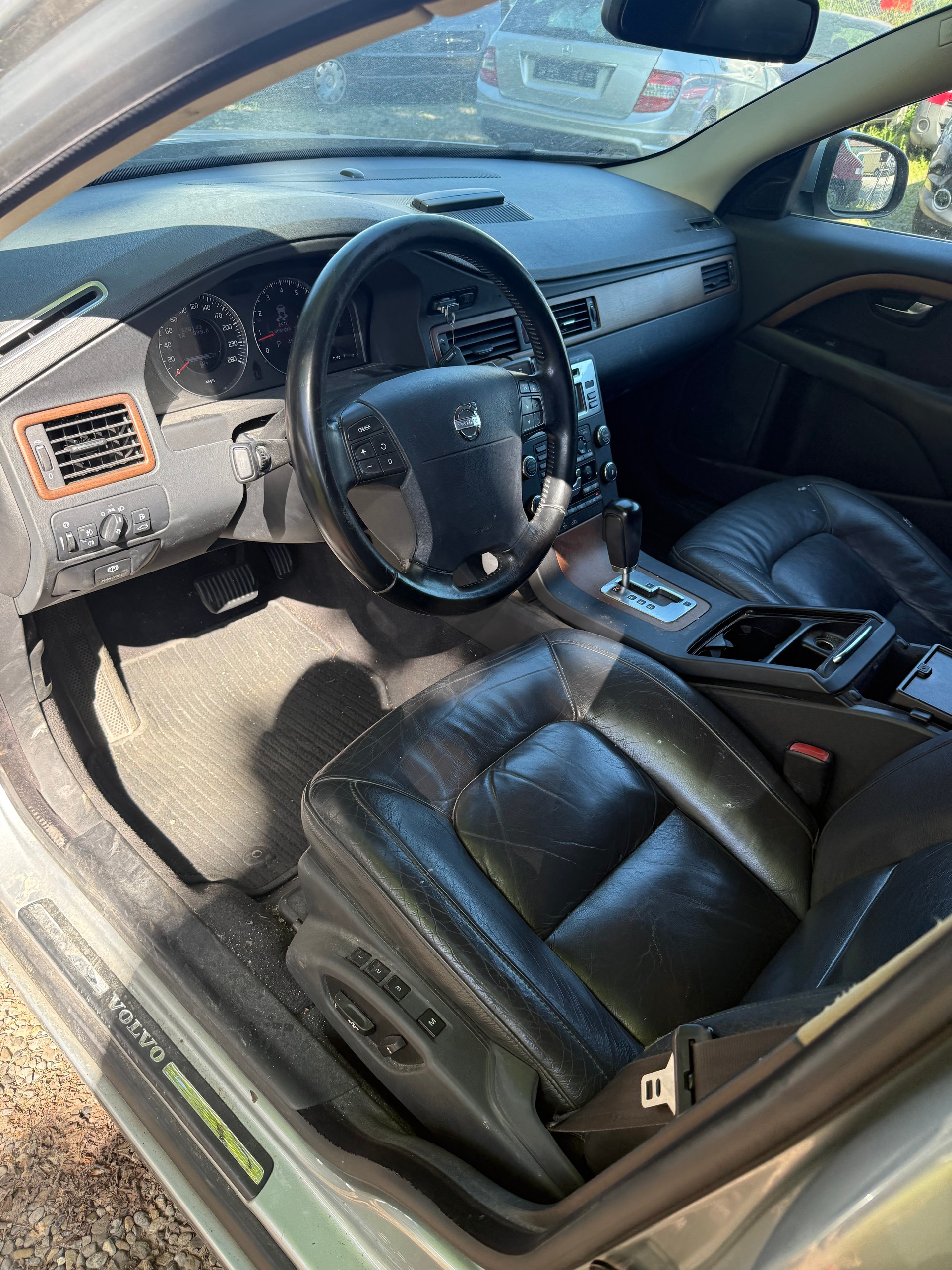 VOLVO V70 2.5T Momentum Geartronic-image-7