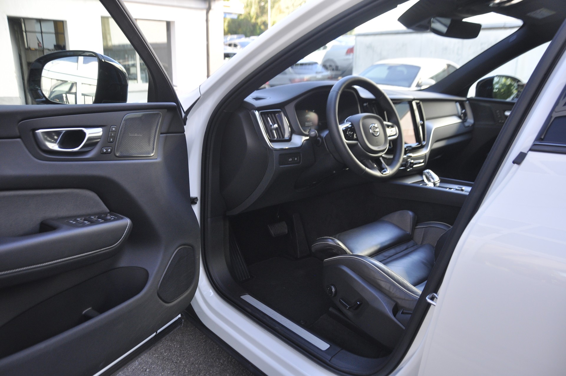 VOLVO XC60 T6 eAWD PluginHybrid Ultimate Dark Geartronic-image-3