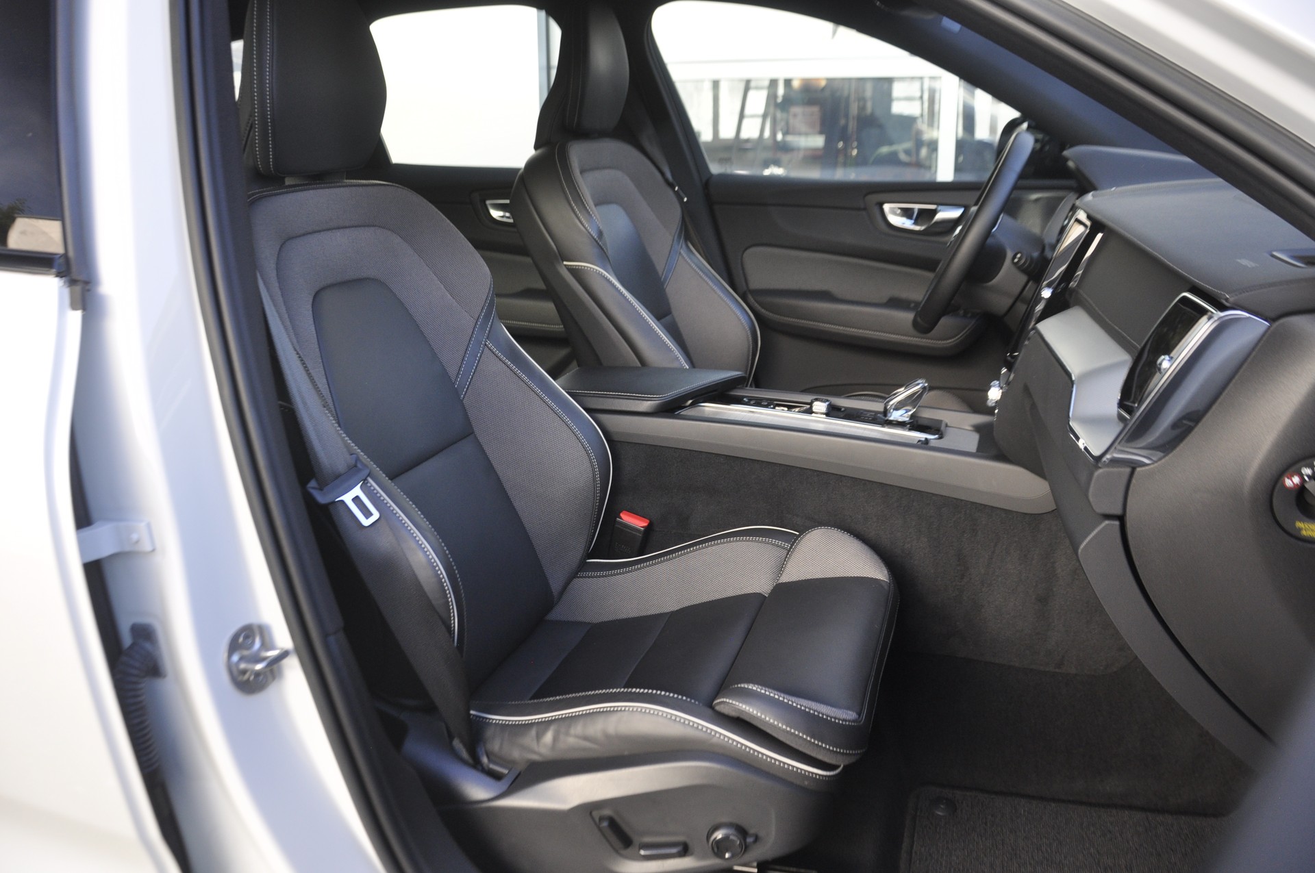 VOLVO XC60 T6 eAWD PluginHybrid Ultimate Dark Geartronic-image-6
