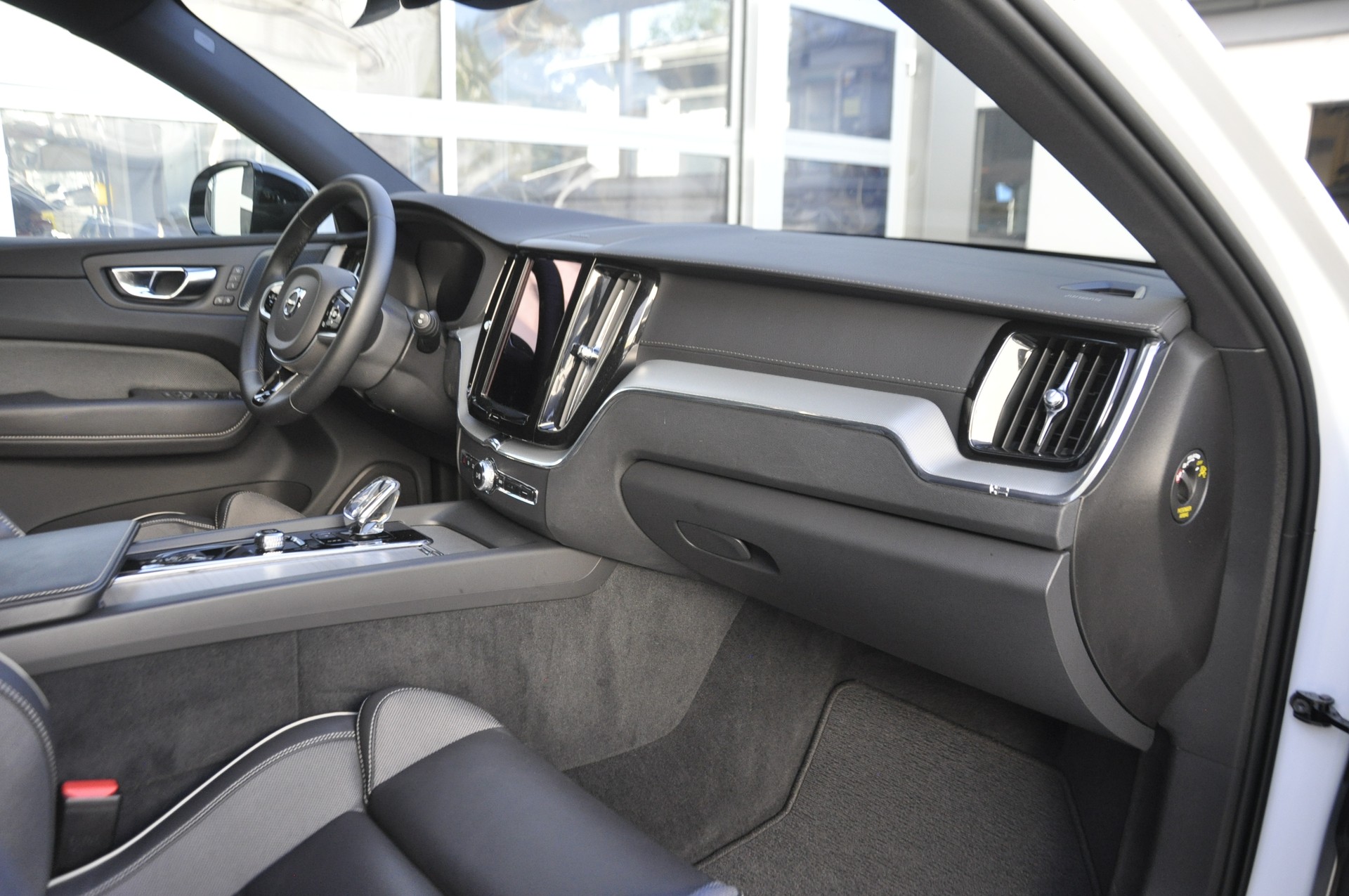 VOLVO XC60 T6 eAWD PluginHybrid Ultimate Dark Geartronic-image-7