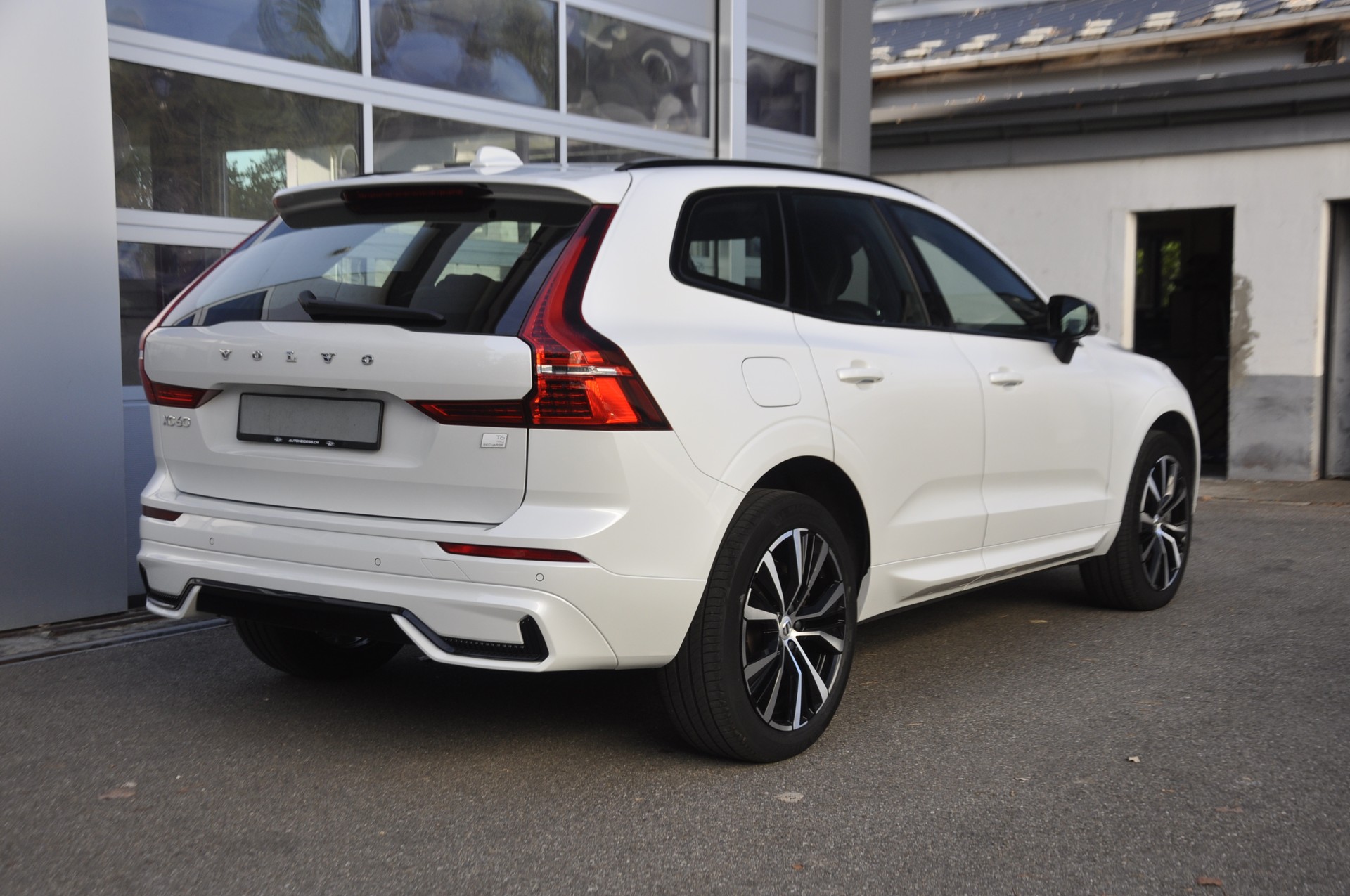 VOLVO XC60 T6 eAWD PluginHybrid Ultimate Dark Geartronic-image-2