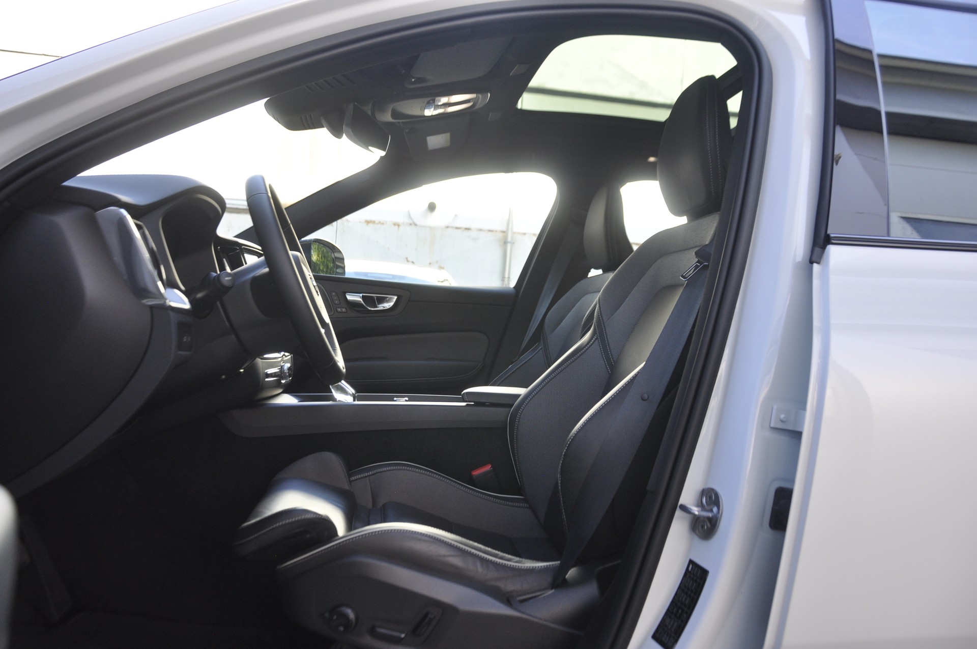 VOLVO XC60 T6 eAWD PluginHybrid Ultimate Dark Geartronic-image-4