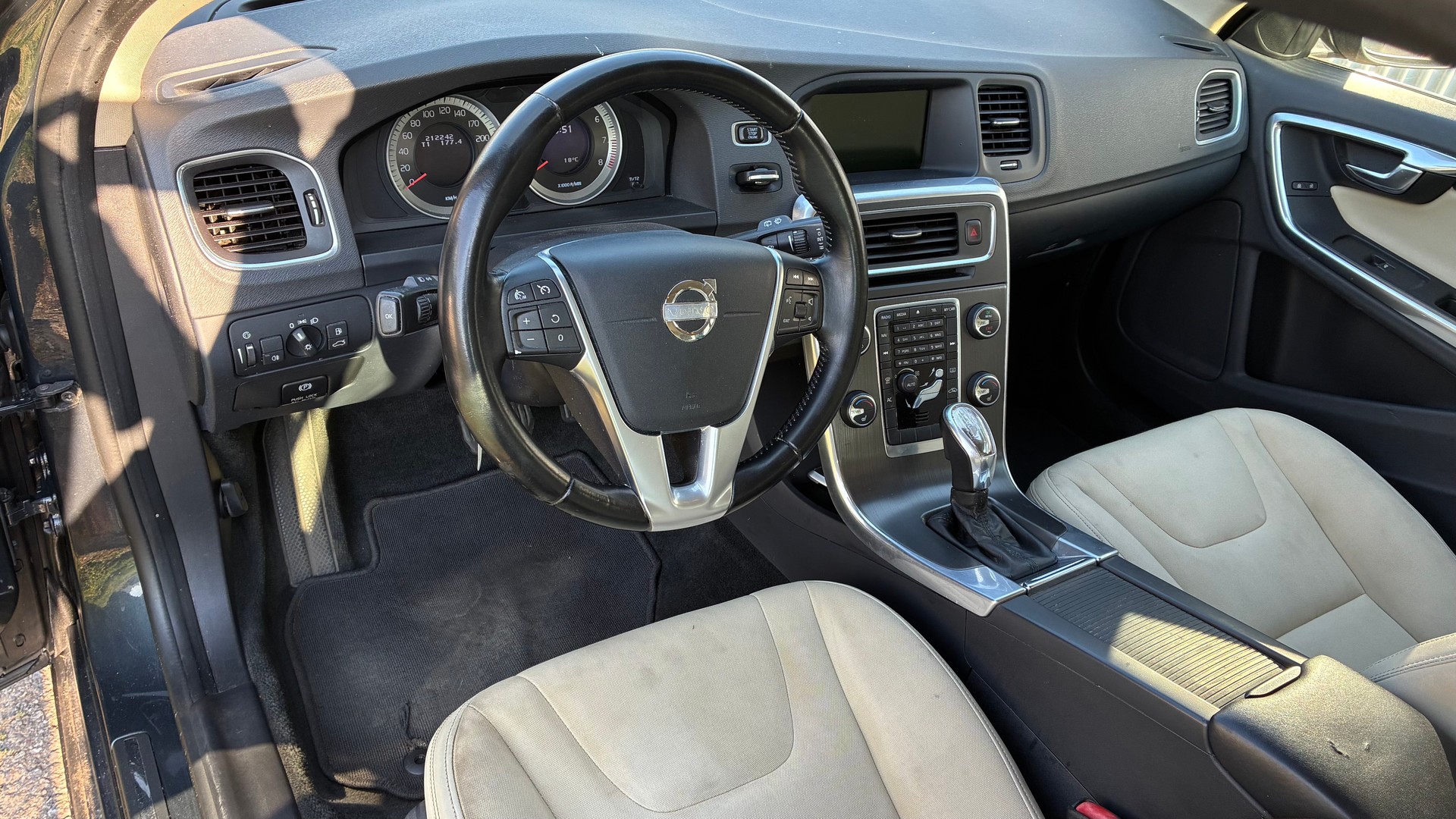 VOLVO V60 T4 Momentum Powershift-image-12