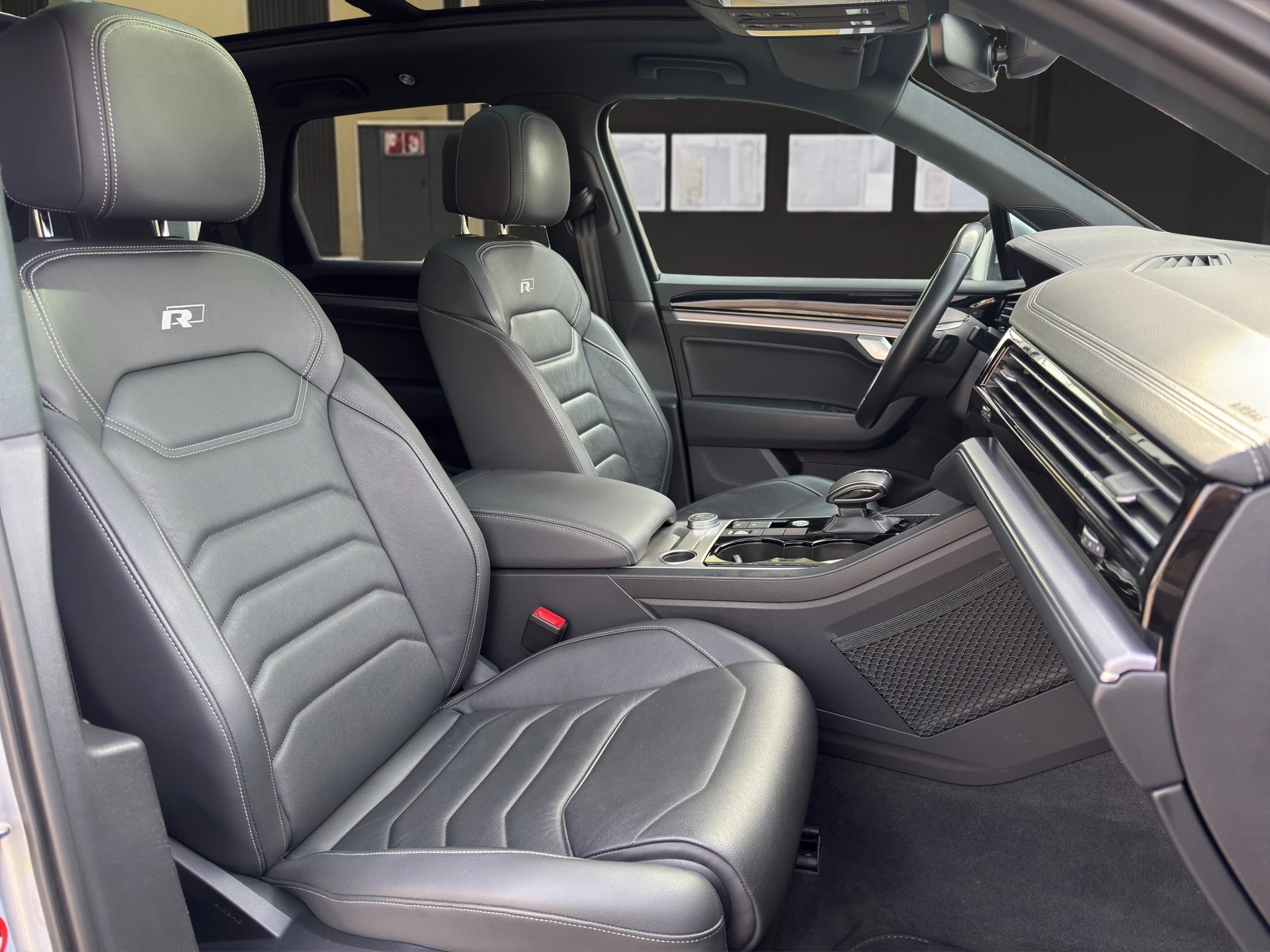 VW Touareg 3.0 V6 TSI R-Line-image-9
