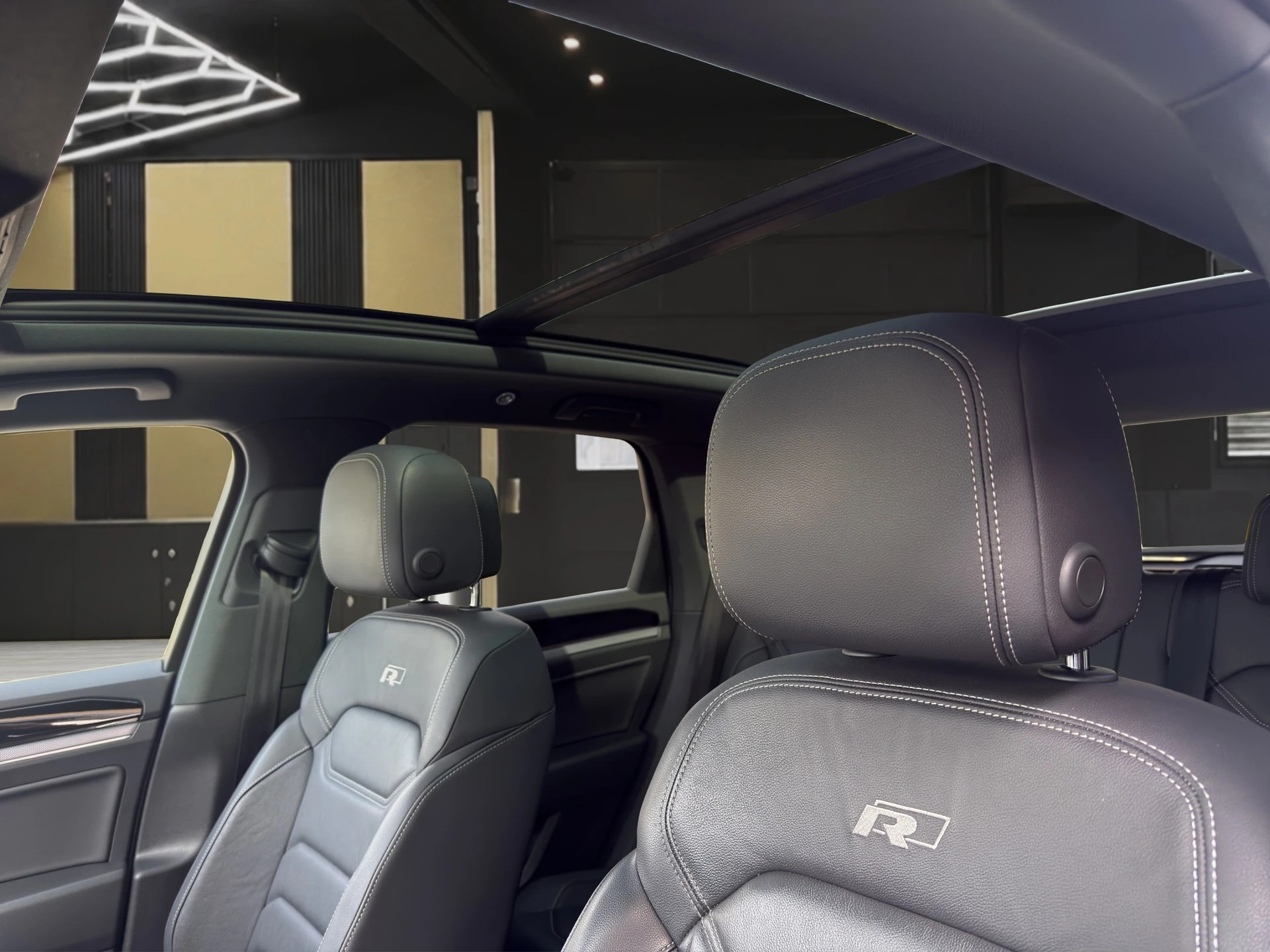 VW Touareg 3.0 V6 TSI R-Line-image-12
