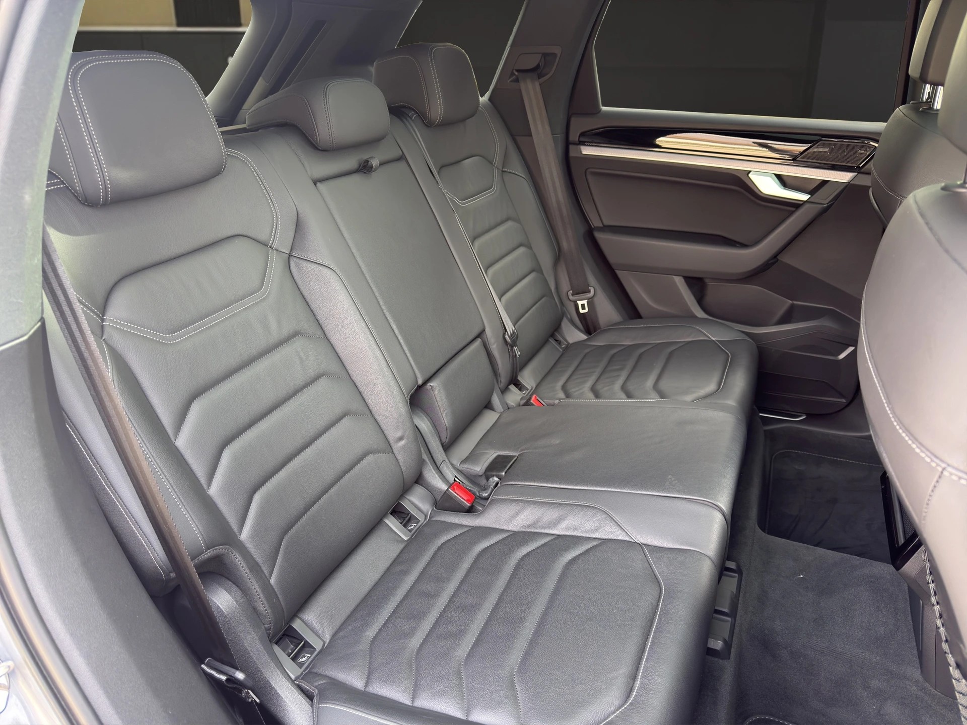 VW Touareg 3.0 V6 TSI R-Line-image-13