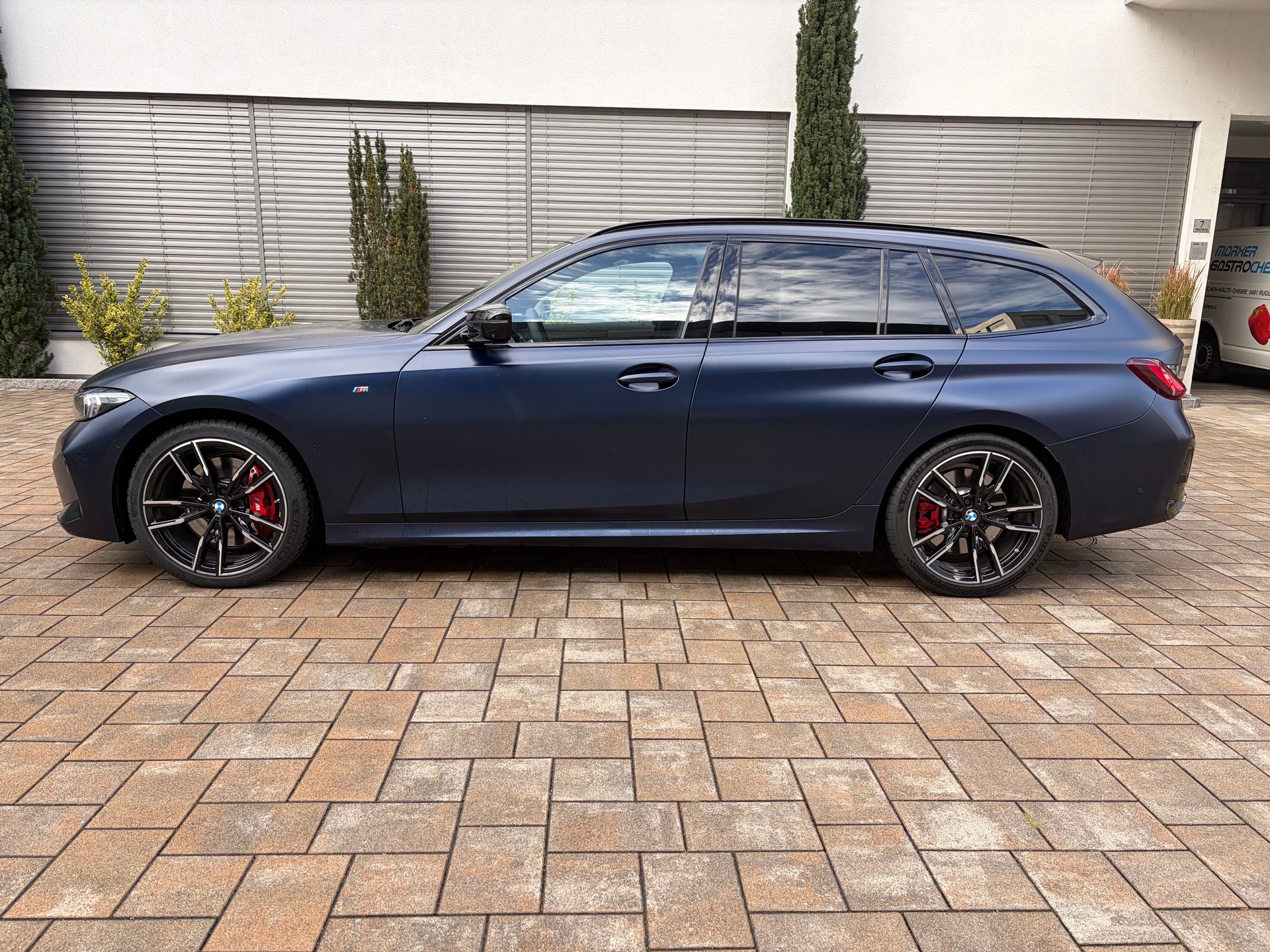 BMW M340d xDrive 48V Touring Individual M-Sport Pro-image-3