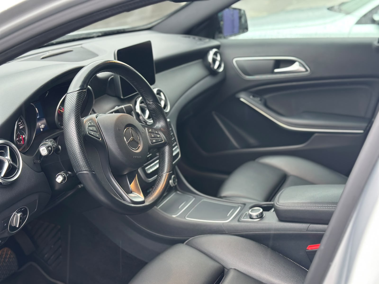 MERCEDES-BENZ GLA 220 AMG Line 4Matic 7G-DCT-image-5