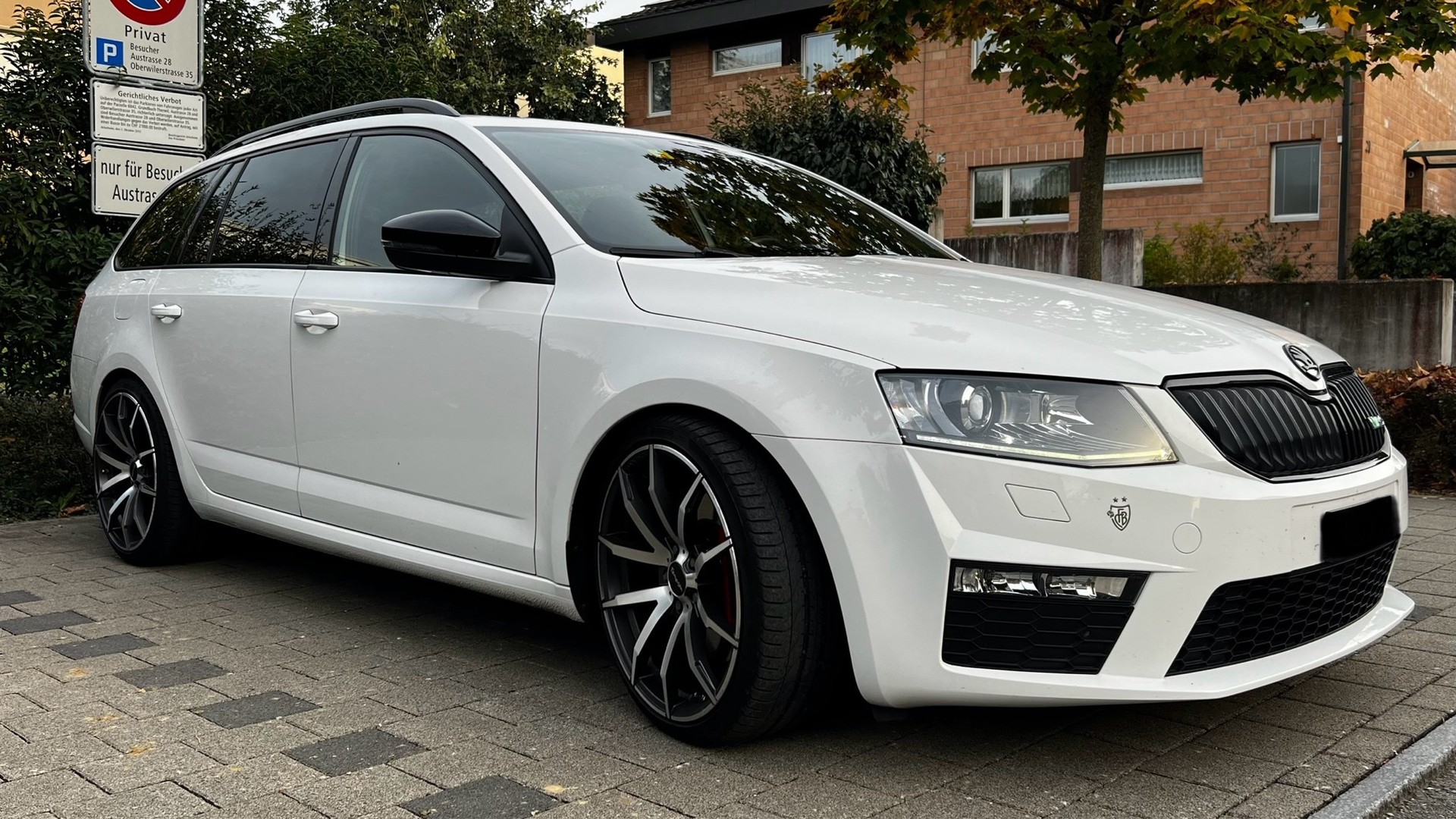 SKODA Octavia Combi 2.0 TSI RS-image-2