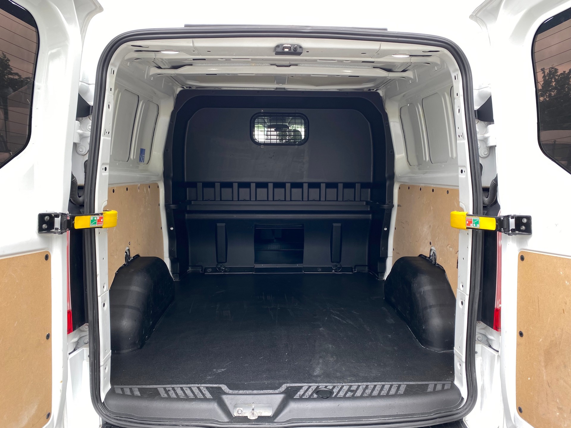 FORD Transit Custom 300 2.0 TDCi L2H1 6 Plätze-image-10