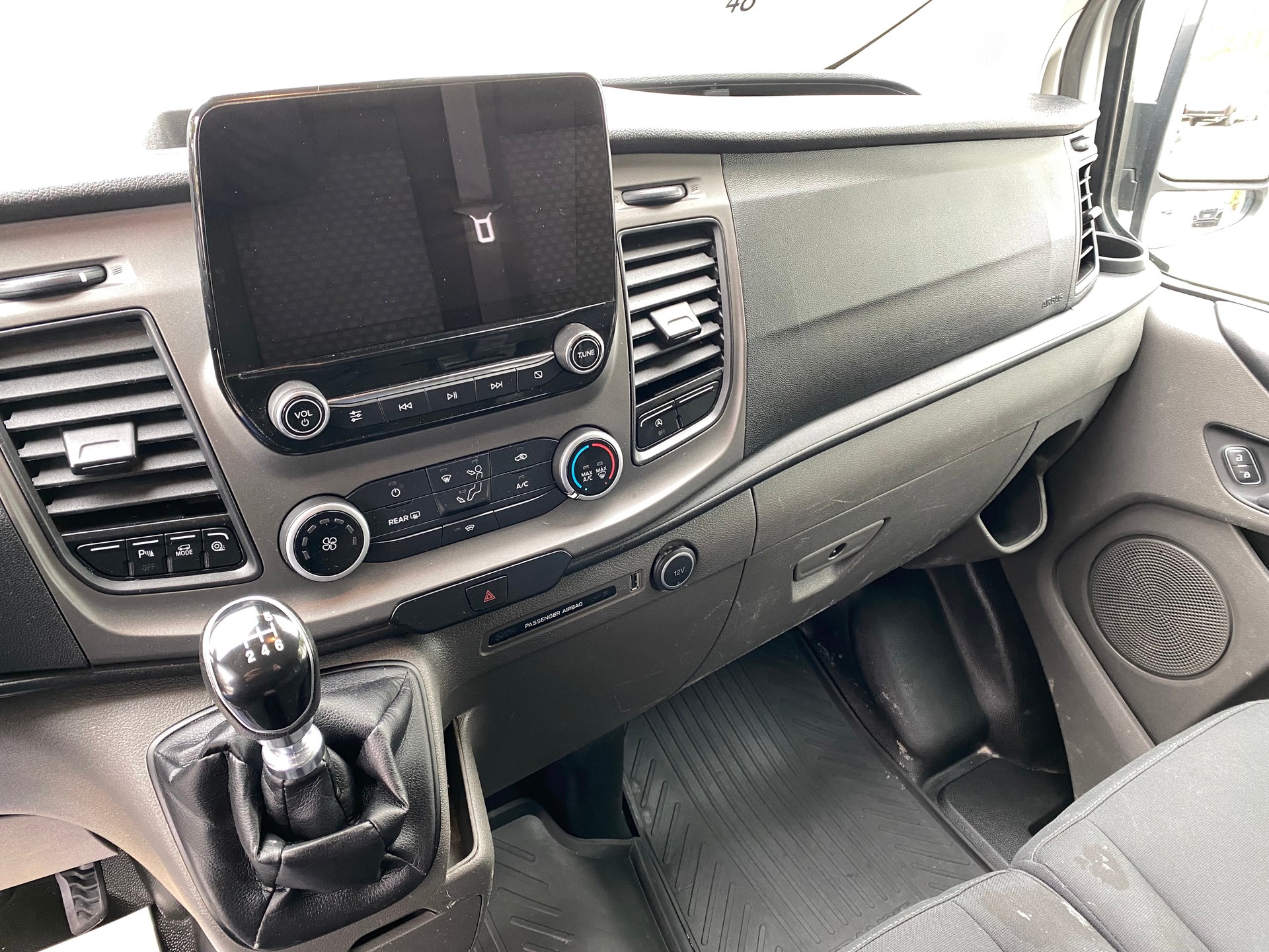 FORD Transit Custom 300 2.0 TDCi L2H1 6 Plätze-image-12